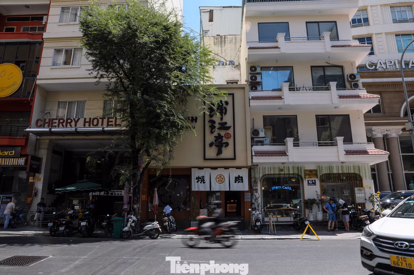 Trên tuyến đường chưa đầy 2 km này tập trung hàng trăm cơ sở lưu trú, dịch vụ kinh doanh ăn uống, spa...