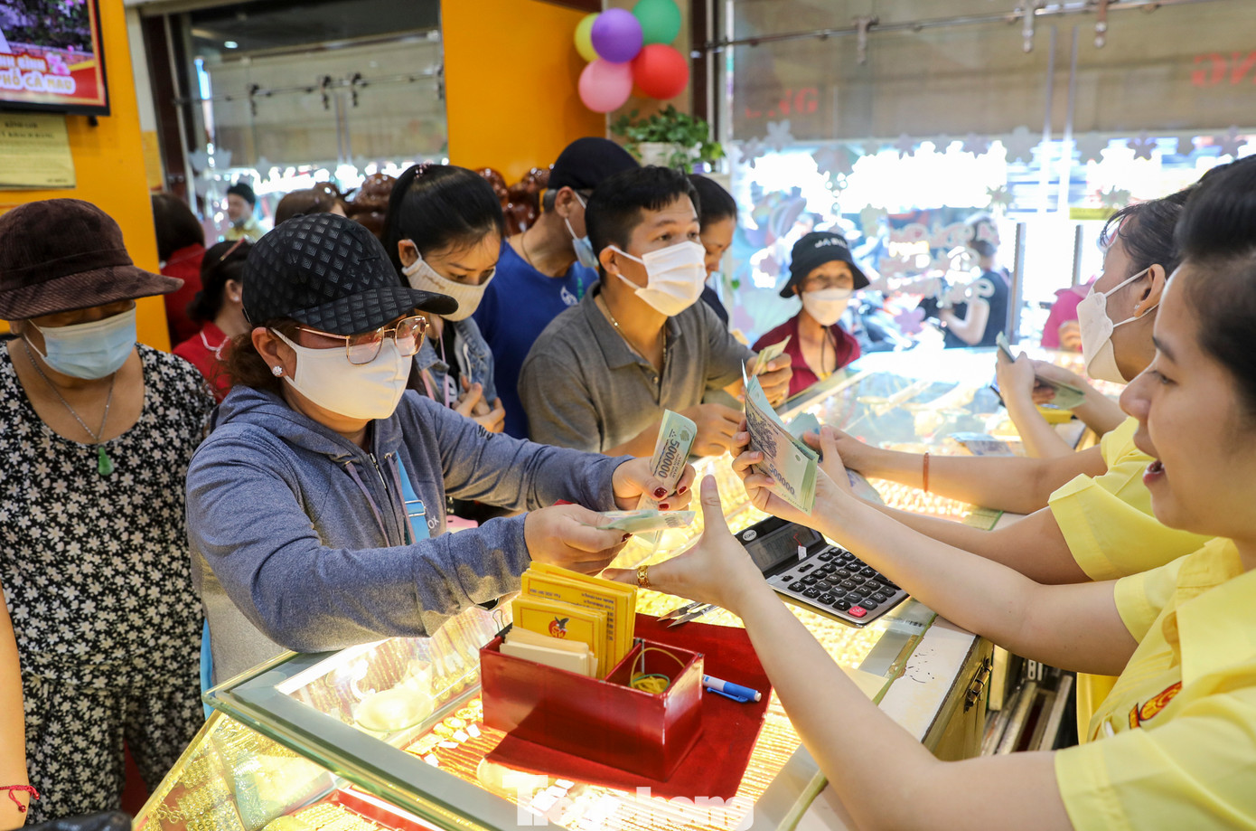 Năm nay, mùng 10 tháng Giêng vào ngày thứ Hai đầu tuần, các thương hiệu vàng lớn tận dụng 2 ngày cuối tuần (mùng 8-9 tháng Giêng) tung ra hàng loạt các sự kiện, ưu đãi hấp dẫn để thu hút người tiêu dùng.