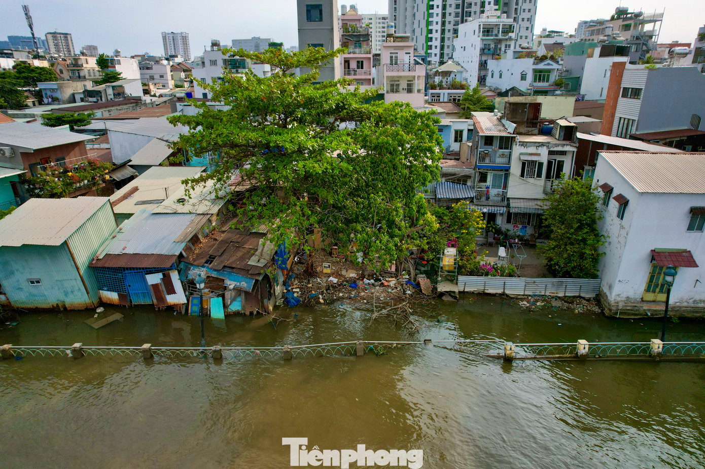 Độ lún và chuyển vị đỉnh kè quá lớn đã làm mất ổn định công trình, phá vỡ các kết cấu chính. Độ lún và chuyển vị đỉnh kè quá lớn đã làm mất ổn định công trình, phá vỡ các kết cấu chính.
