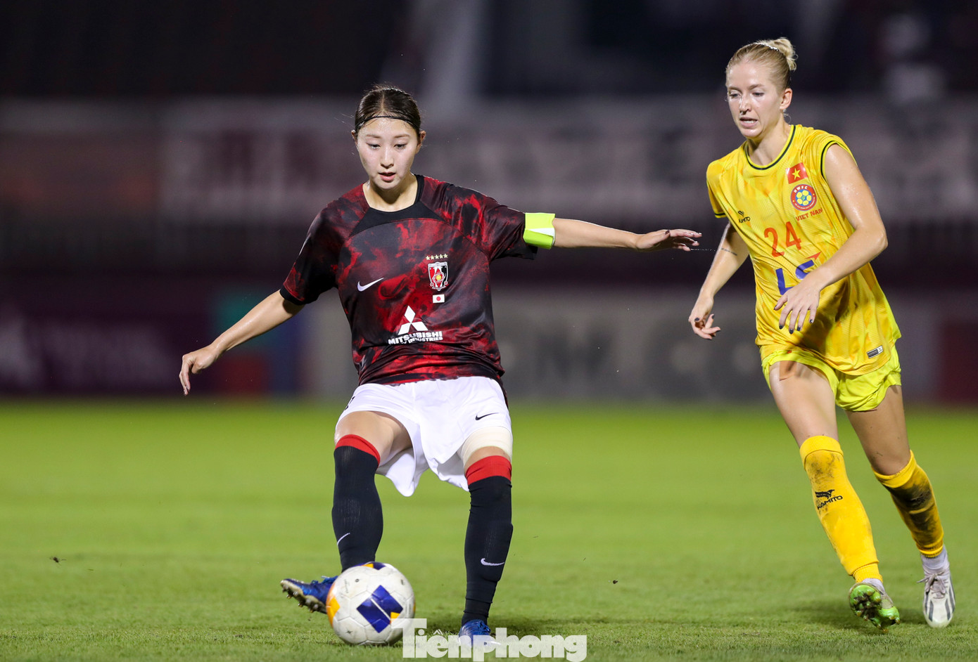 Ngay cả những ngoại binh CLB TPHCM cũng bị lu mờ hoàn toàn trước khả năng làm chủ khu vực giữa sân của Yuzuho. Ngay cả những ngoại binh CLB TPHCM cũng bị lu mờ hoàn toàn trước khả năng làm chủ khu vực giữa sân của Yuzuho.