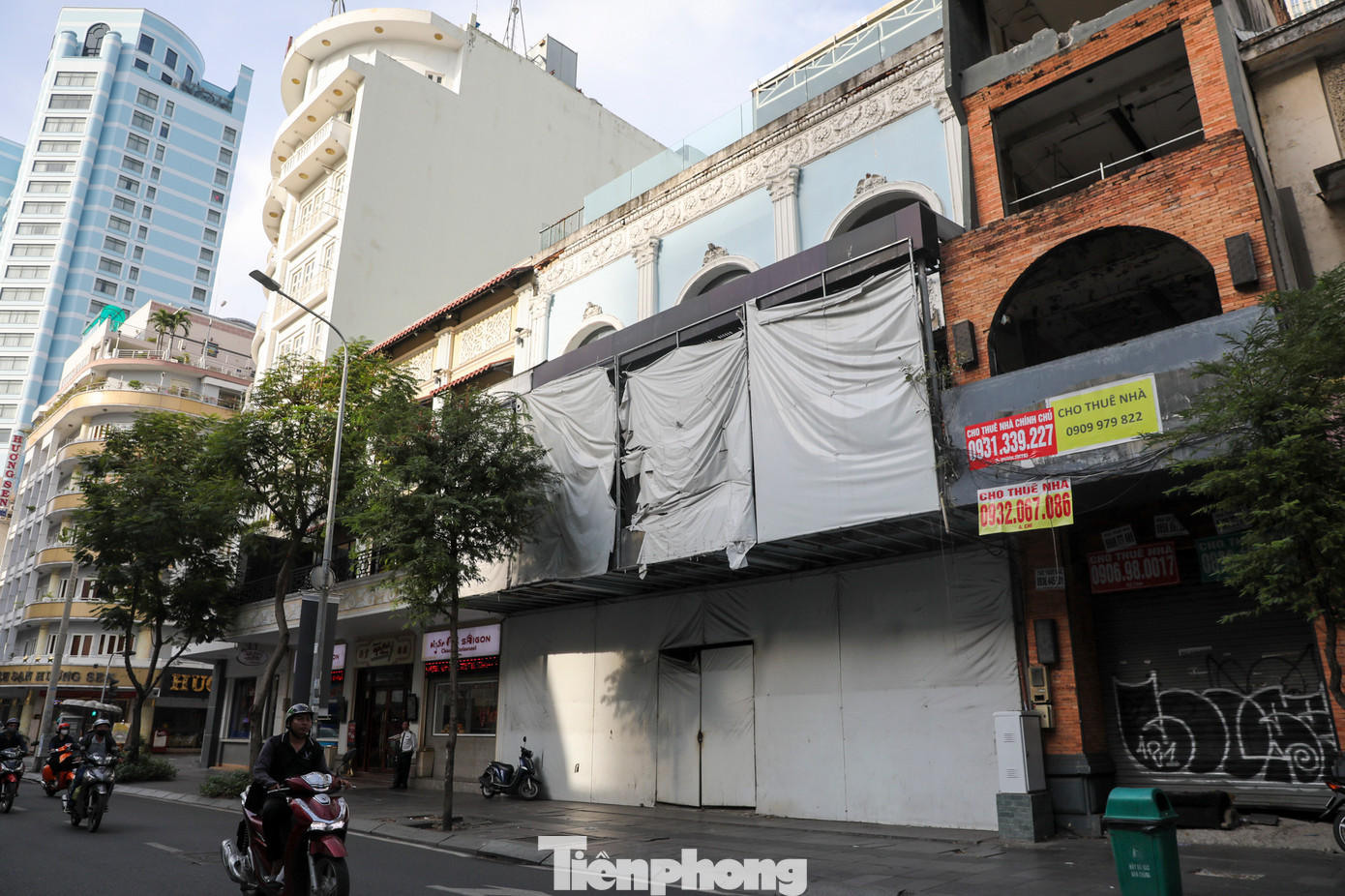 Mặt bằng trên đường Đồng Khởi, giá thuê phần lớn trên 100 triệu đồng/m2 và chủ nhà chỉ cho thuê 1 năm. Con đường này có giá thuê mặt bằng đắt thứ 13 thế giới, theo khảo sát của Cushman &amp; Wakefield hồi cuối năm 2023. Giá thuê tại đây cũng tăng 17% so với cùng kỳ năm trước.