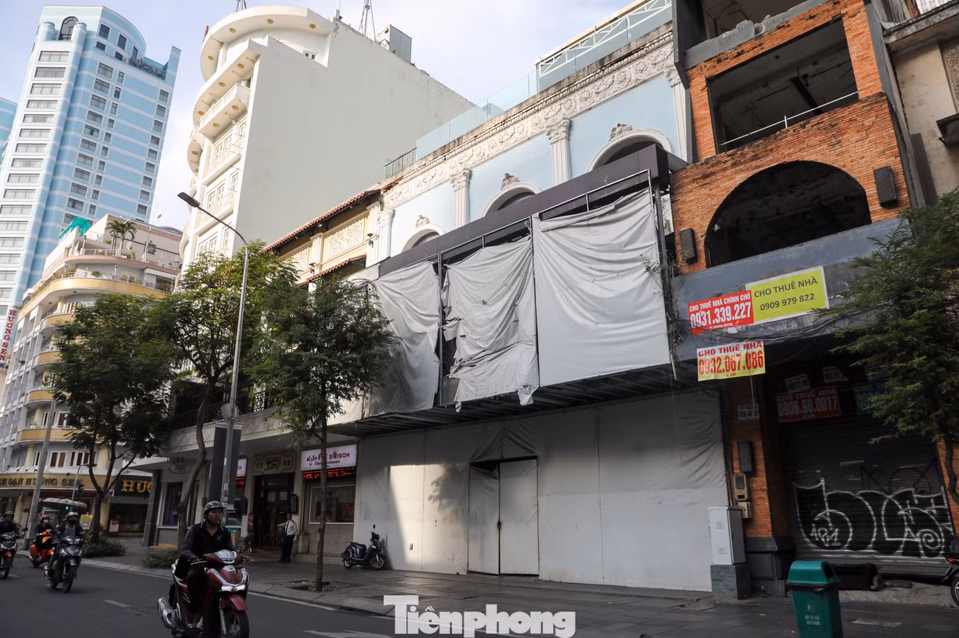 Mặt bằng trên đường Đồng Khởi, giá thuê phần lớn trên 100 triệu đồng/m2 và chủ nhà chỉ cho thuê 1 năm. Con đường này có giá thuê mặt bằng đắt thứ 13 thế giới, theo khảo sát của Cushman &amp; Wakefield hồi cuối năm 2023. Giá thuê tại đây cũng tăng 17% so với cùng kỳ năm trước.