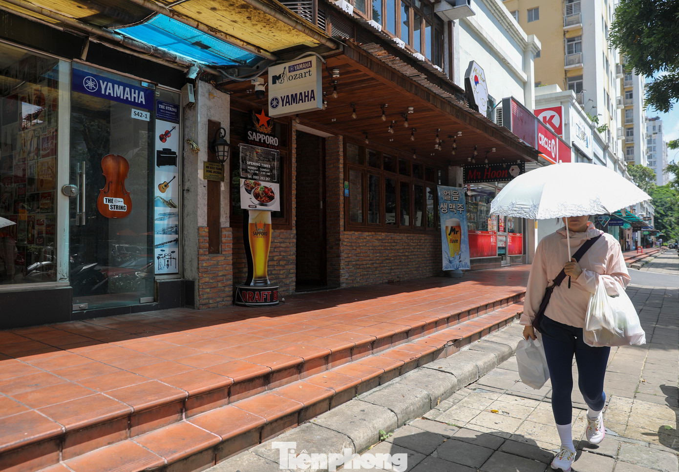 Phố thương mại ẩm thực Sky Garden có quy mô 2,6ha, nằm trong phạm vi đường Nguyễn Văn Linh - Phạm Văn Nghị - đường số 2 - Bùi Bằng Đoàn. Khu phố được định hình cung cấp các dịch vụ ăn uống, mua sắm, chăm sóc sức khỏe ở phân khúc cao cấp, không xô bồ.