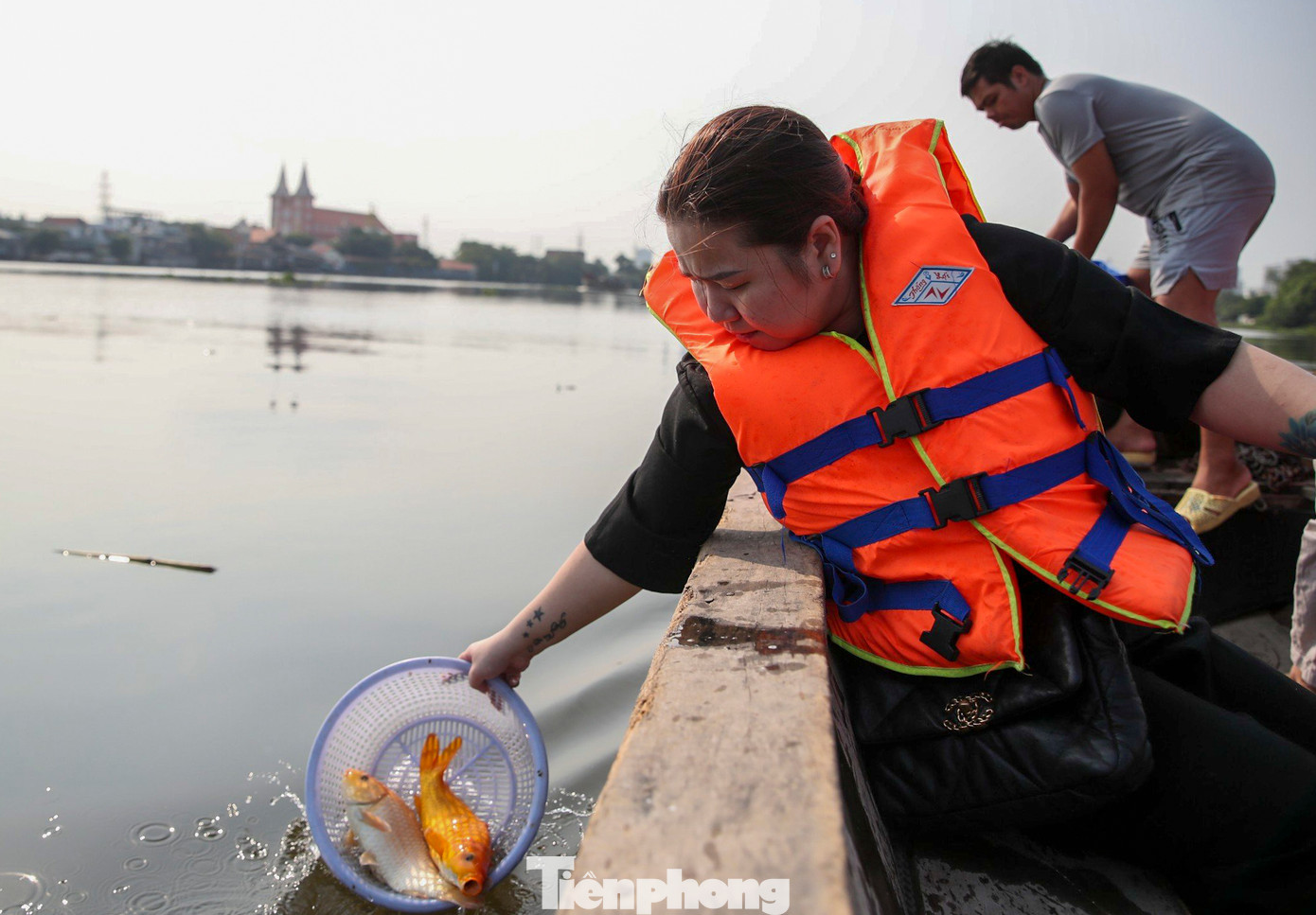 Sáng 2/2 (tức 23 tháng Chạp âm lịch), nhiều người dân tập trung ở khu vực chùa Diệu Pháp (quận Bình Thạnh) đã mang cá chép đến bờ sông để thả cá phóng sinh như một nghi thức để ông Táo cưỡi cá chép về chầu trời.