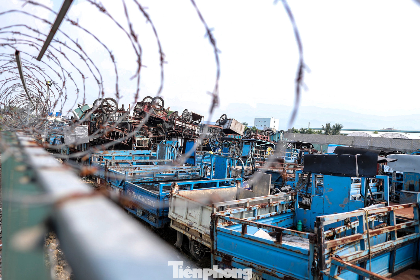 Tại bãi xe tang vật của Công an quận Bình Tân nằm sát giao lộ Hồ Văn Long - Võ Trần Chí (phường Tân Tạo), hàng nghìn phương tiện gồm xe ba gác, xe tải... phủ đầy bụi.