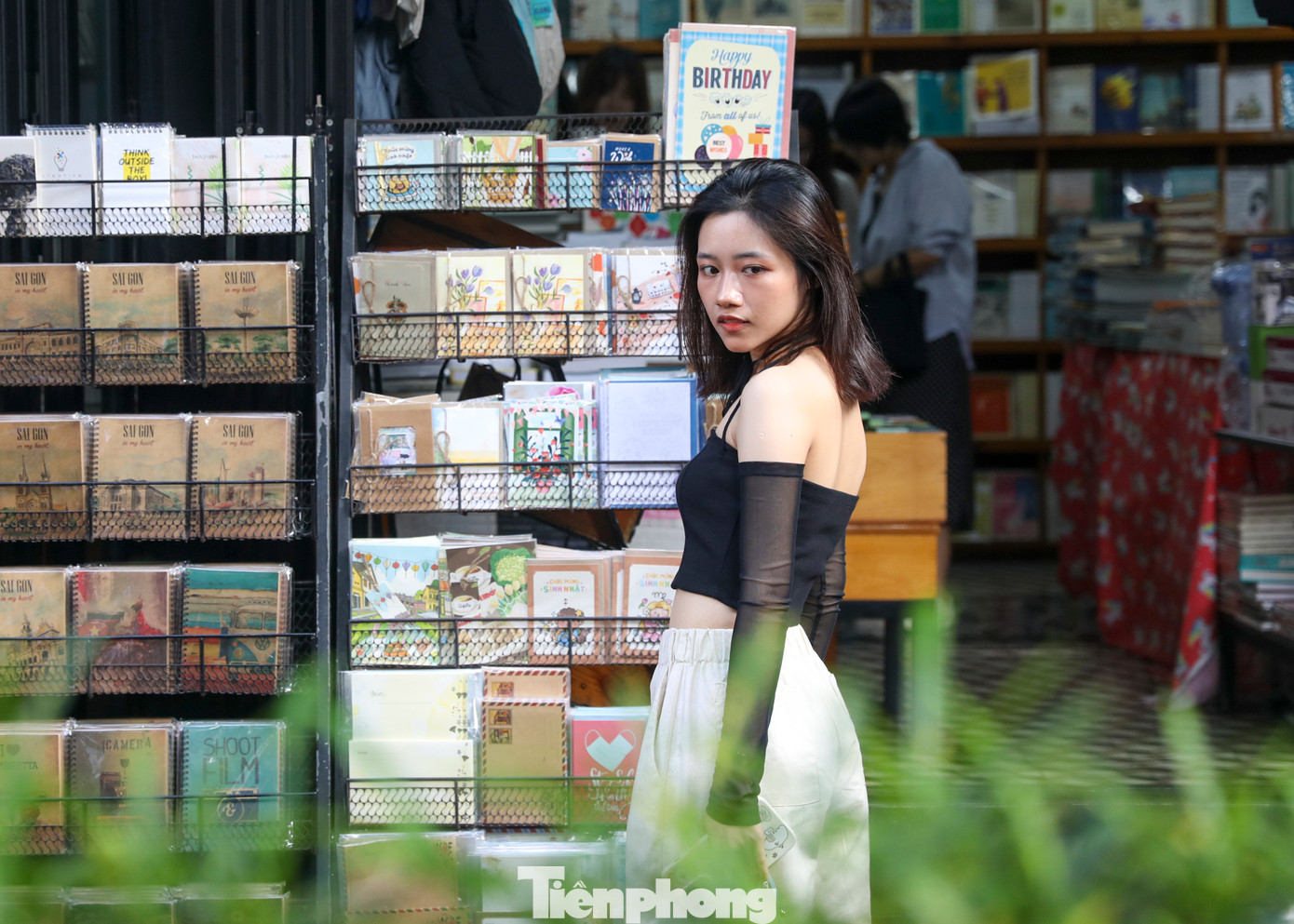 Phong cảnh độc đáo cùng cách trưng bày sách sáng tạo tạo nên nhiều background sống ảo đa dạng sắc màu giúp bạn có được những tấm hình đẹp. Phong cảnh độc đáo cùng cách trưng bày sách sáng tạo tạo nên nhiều background sống ảo đa dạng sắc màu giúp bạn có được những tấm hình đẹp.