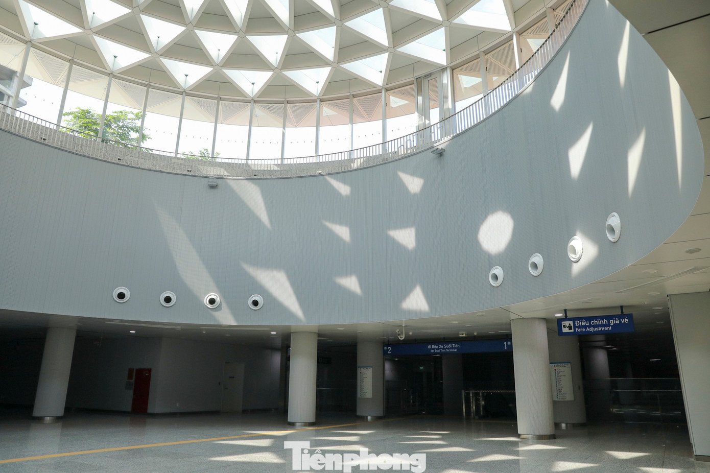 Dấu ấn biểu tượng bên trong của tuyến Metro Bến Thành - Suối Tiên là Giếng trời lấy sáng (toplight) cao 6 m, đường kính 21,6 m, thiết kế hình hoa sen.