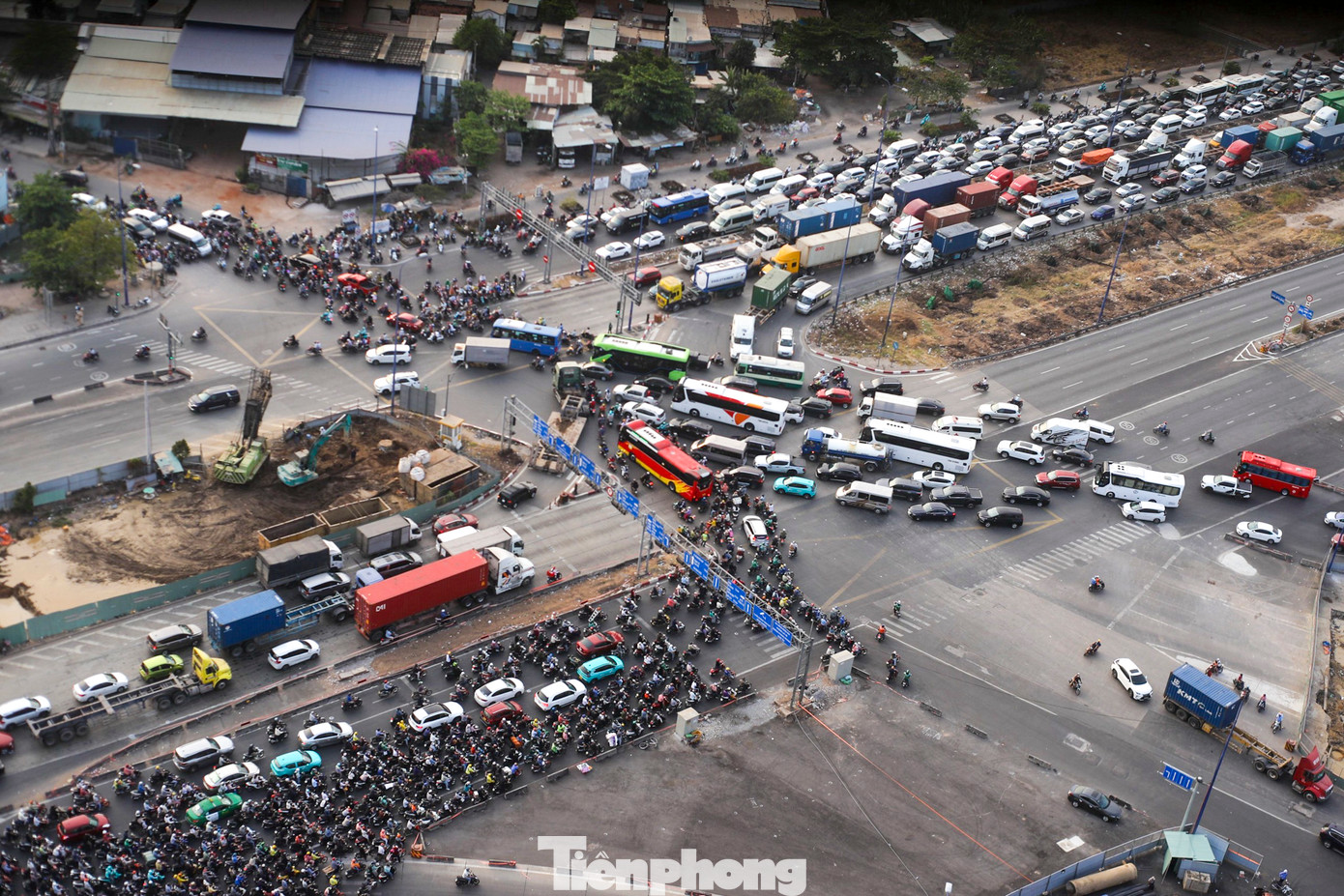 Nút giao An Phú (TP Thủ Đức) là nơi giao nhau của nhiều tuyến đường lớn, lưu lượng xe cộ đông đúc. Hiện tại nút giao này đang trong quá trình thi công nhiều hạng mục như hầm chui, cầu vượt... một số đoạn đường bị thu hẹp bởi rào chắn công trường, đây cũng là nguyên nhân chính khiến giao thông qua khu vực này ùn tắc kéo dài.