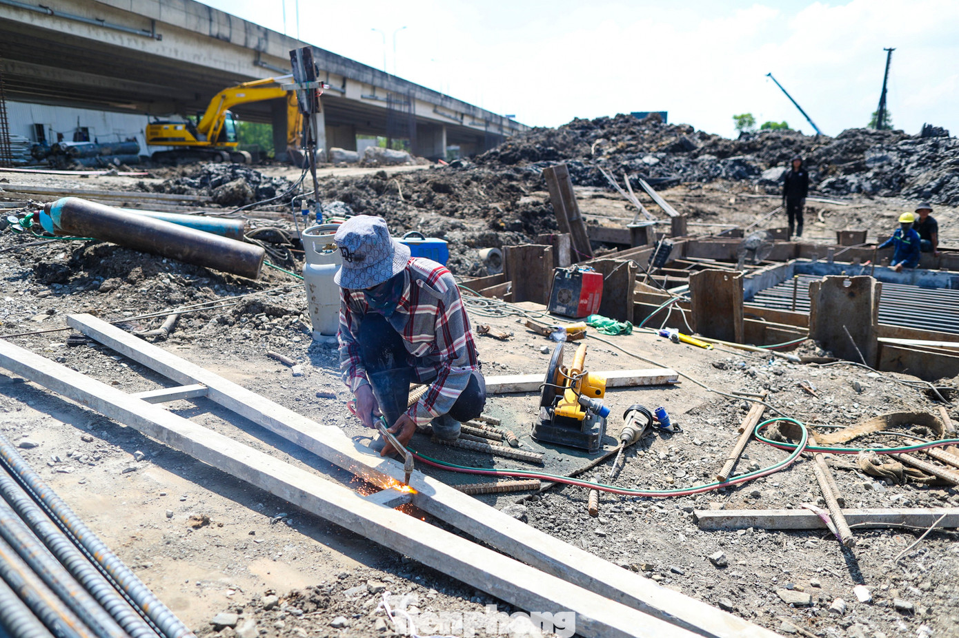 Đại diện gói thầu CW2 cho biết, hiện tiến độ đang ổn định, các hạng mục vẫn đang được gấp rút triển khai để kịp theo tiến độ đề ra. Đại diện gói thầu CW2 cho biết, hiện tiến độ đang ổn định, các hạng mục vẫn đang được gấp rút triển khai để kịp theo tiến độ đề ra.