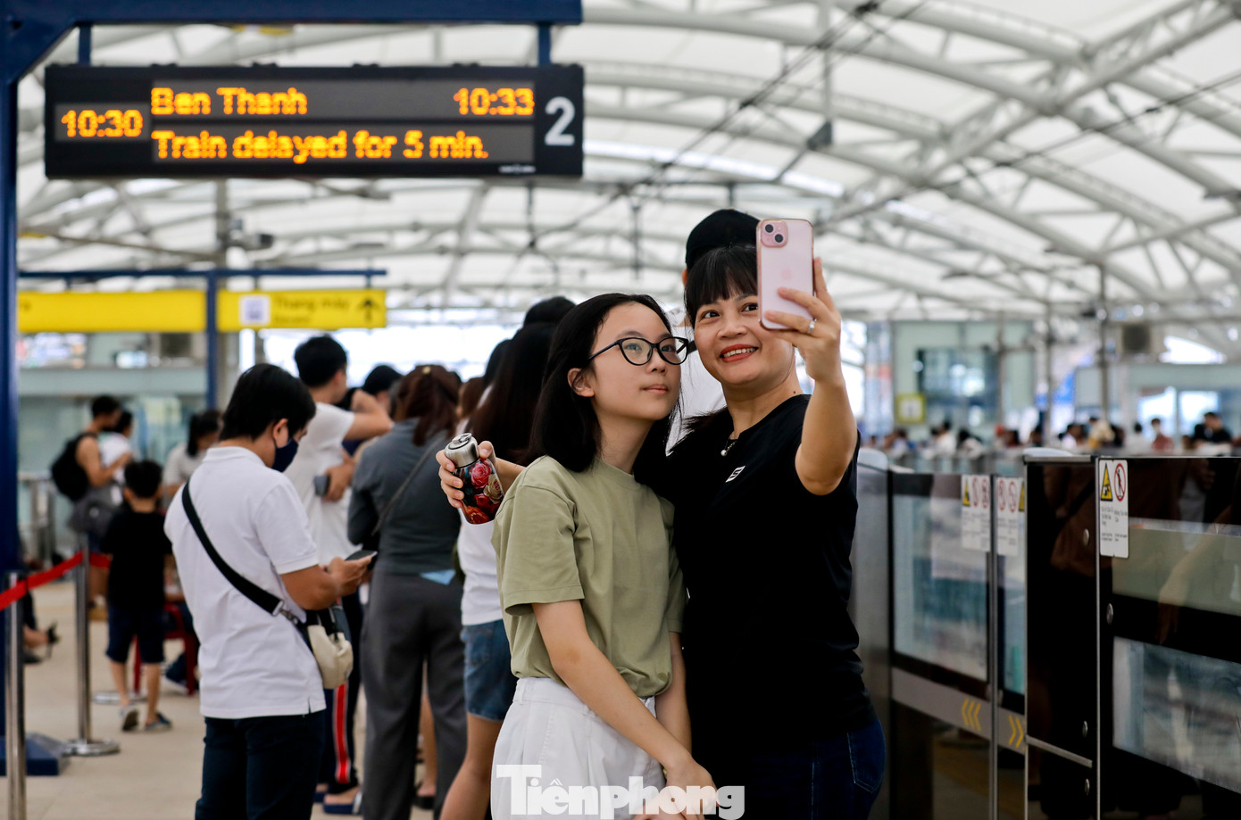 Chị Thuý cùng gia đình ở quận Bình Thạnh cũng hào hứng đến sớm để trải nghiệm chuyến tàu từ Suối Tiên đến Bến Thành.