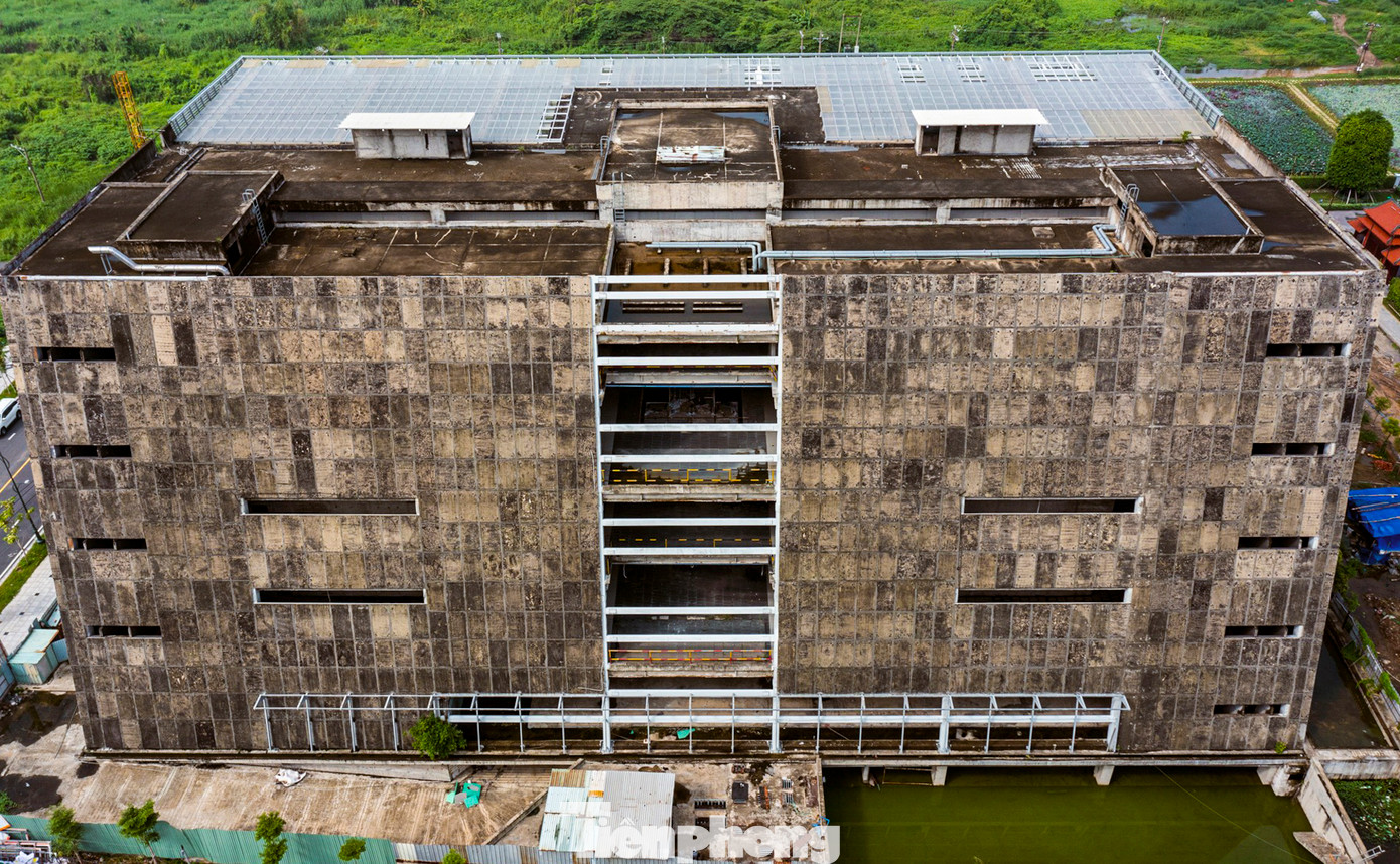 Sau thời gian dài đình trệ, gói thầu bao che bên ngoài tòa nhà trung tâm triển lãm TPHCM được thi công trở lại, dự kiến hoàn thành vào năm sau.