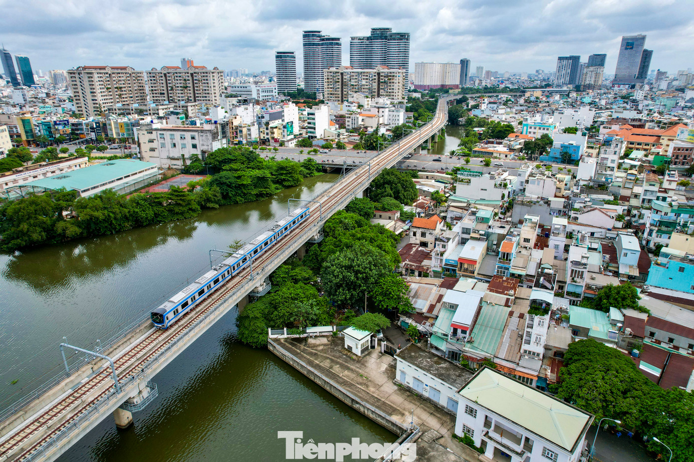 Rạch Văn Thánh (thuộc hệ thống kênh Nhiêu Lộc - Thị Nghè) bắt đầu từ cầu Điện Biên Phủ đến ngã ba kênh Nhiêu Lộc - Thị Nghè, chảy qua phường 19, 21, 22 (quận Bình Thạnh) với tổng chiều dài khoảng 1,5 km.