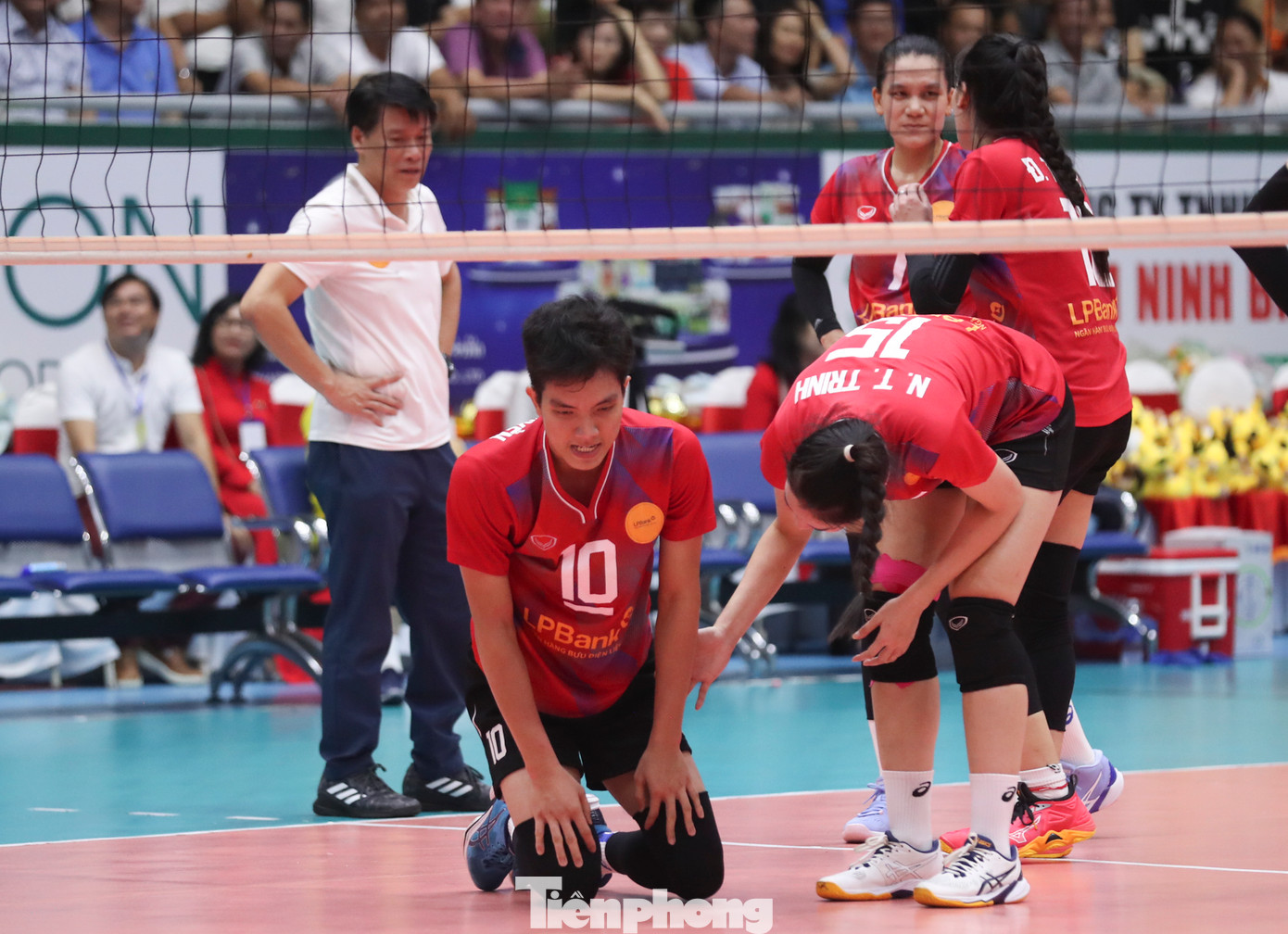 Nỗi thất vọng của Bích Tuyền khi không thể giúp đội nhà có được chiến thắng trong trận chung kết nghẹt thở.