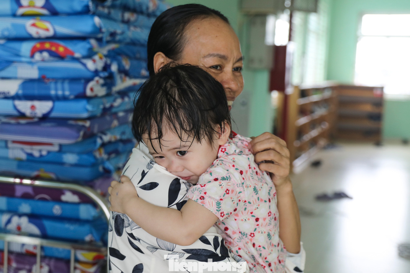 Bà Bảo chia sẻ đã 2 đêm trôi qua, chưa đêm nào căn phòng nuôi dưỡng trẻ vắng tiếng khóc. Có em trong cơn mê ngủ lại nấc lên nghẹn ngào. Ban ngày, các em tươi cười chạy nhảy, thấy ai tới cũng đưa tay đòi bế, ăn ngoan nhưng đôi lúc cũng cáu gắt.