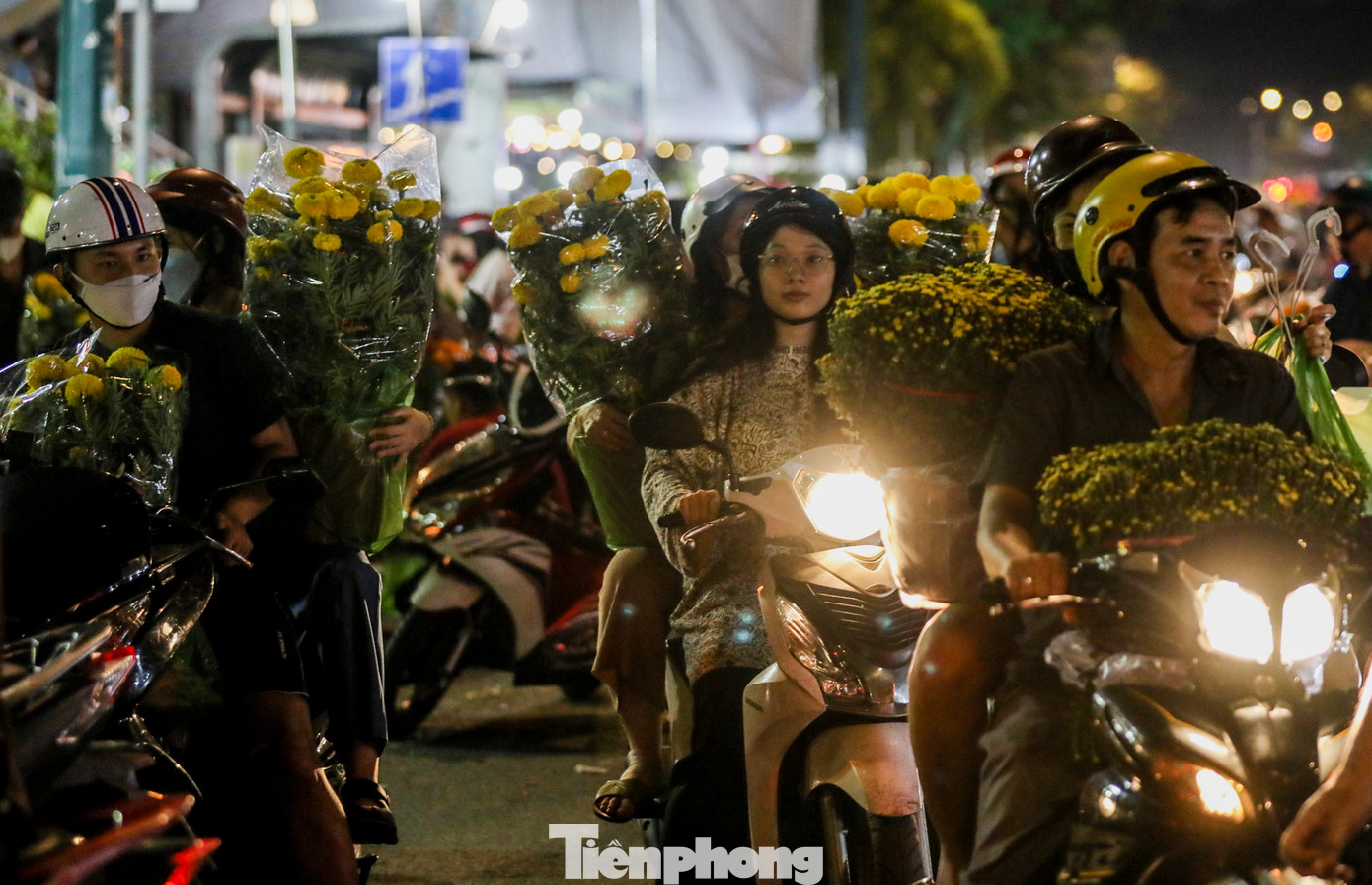 Khoảng 0h, hoa kiểng chưng Tết được người dân nhanh chóng chở về nhà.