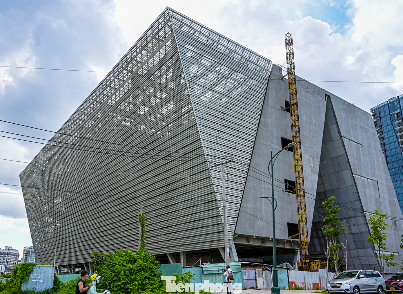 Theo thiết kế, tòa nhà có quy mô 5 tầng, vốn đầu tư hơn 800 tỷ đồng. Sau hơn 10 năm, đến nay, dự án này vẫn chỉ là khối bê tông xám xịt bất động.