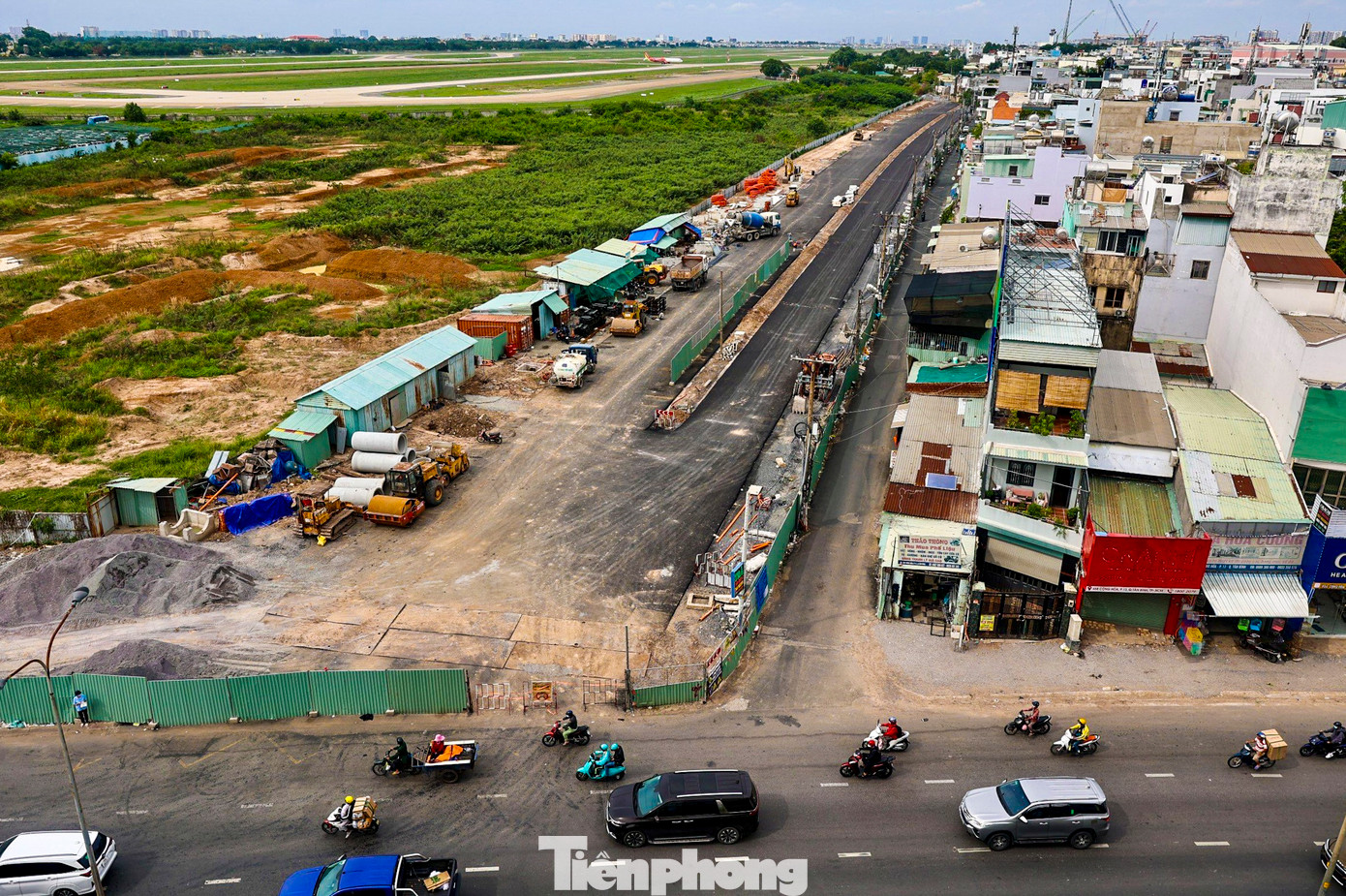 Tuyến đường nối rộng 25-48 m với 6 làn xe, vận tốc tối đa 50 km/h, tổng vốn đầu tư hơn 4.800 tỷ đồng. Hồi đầu năm, đoạn tường rào dài hơn 400 m, cao chừng 3 m, xây dọc đường C12 (phải) được dỡ bỏ để bàn giao mặt bằng cho đơn vị thi công.