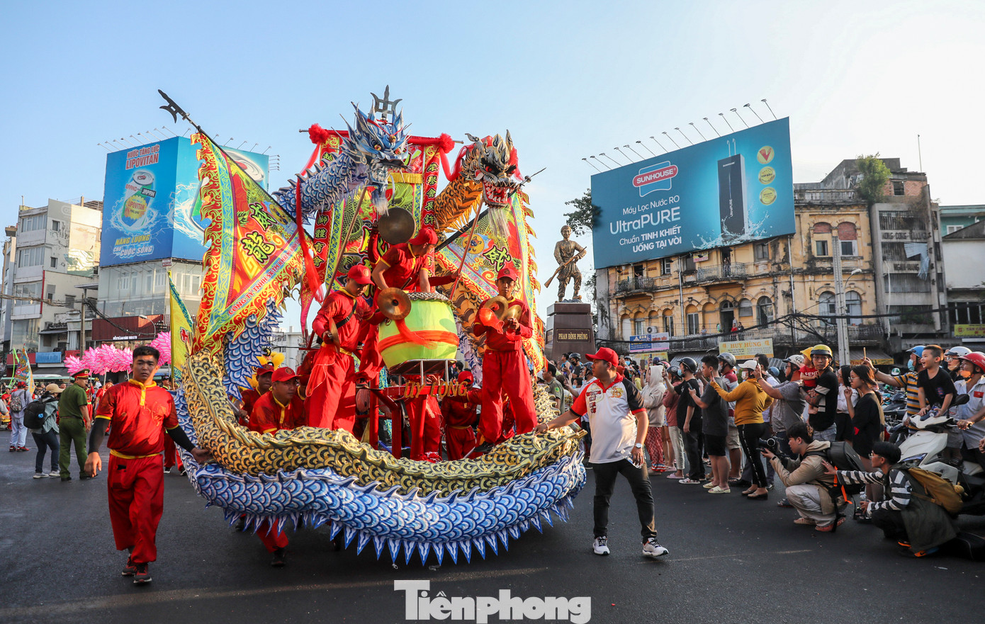 Tại những ngã tư, các đoàn lân sư rồng đi qua đều dừng lại múa cho người dân thưởng thức trong khoảng 2-3 phút.