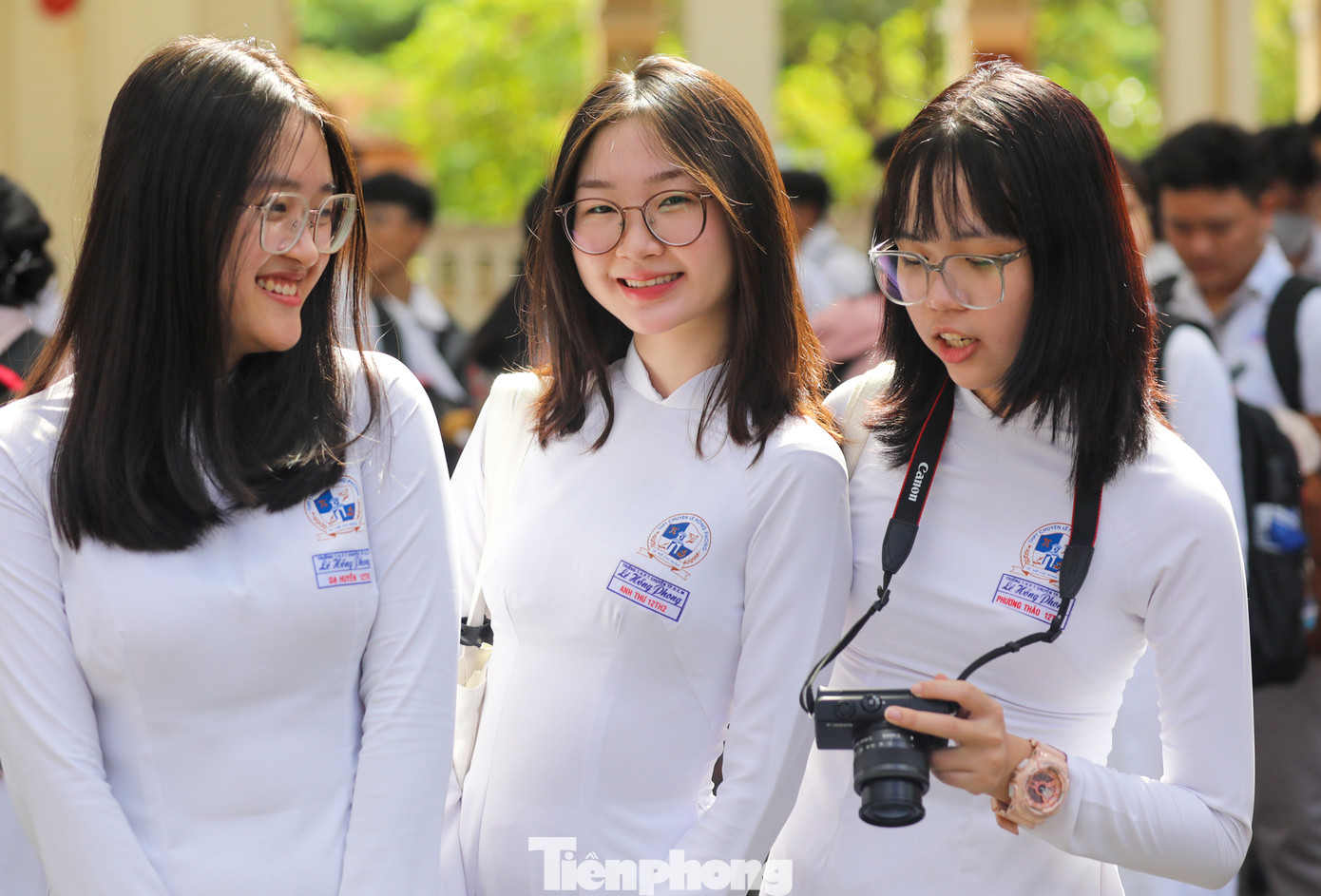 Trong không khí tưng bừng chào đón năm học mới, các nữ sinh duyên dáng với tà áo dài truyền thống trong buổi lễ khai giảng.