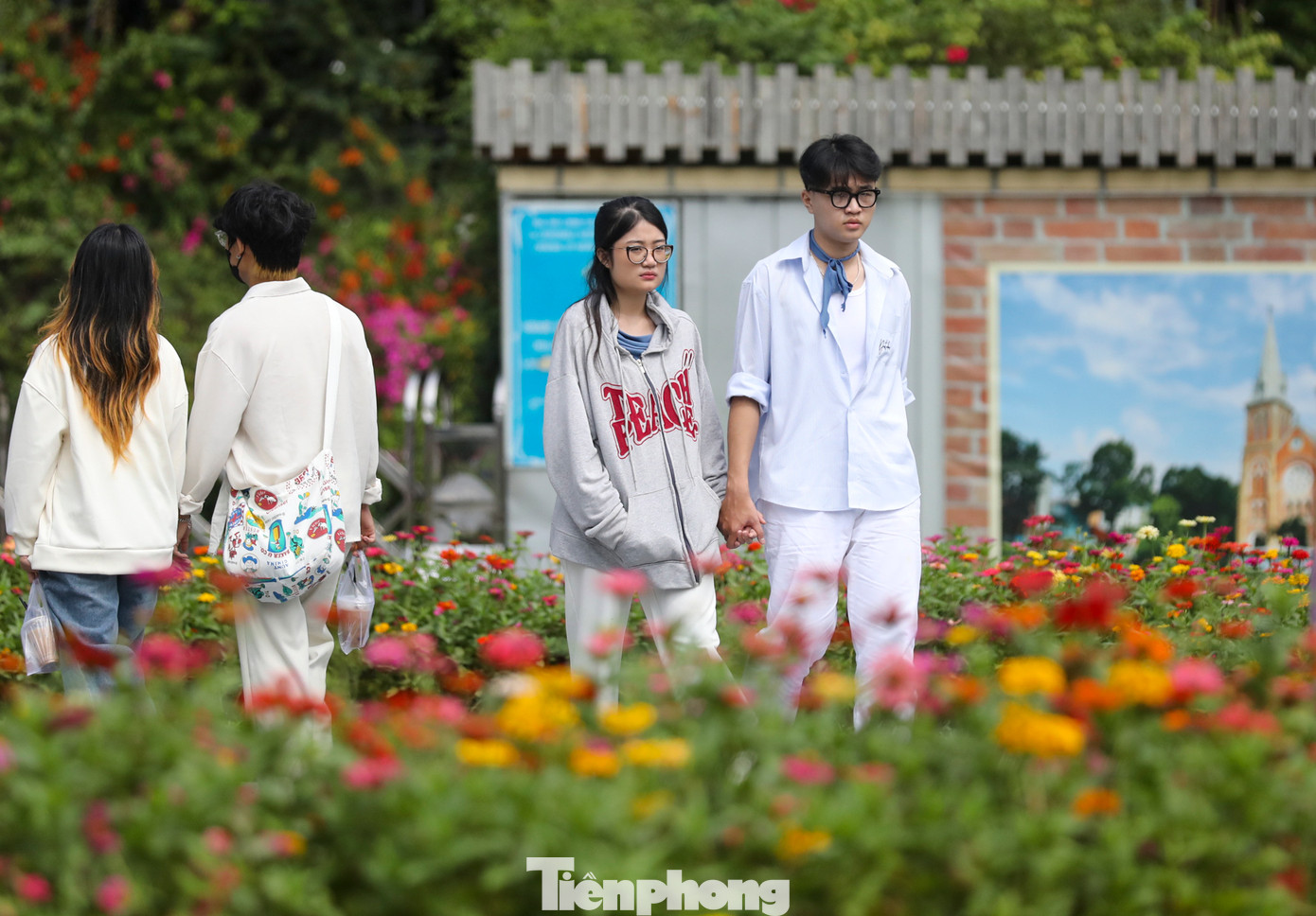 Bạn trẻ tham quan, vui chơi ở Nhà thờ Đức Bà, một trong những thắng cảnh níu chân nhiều du khách khi có dịp đặt chân đến thành phố này. Bạn trẻ tham quan, vui chơi ở Nhà thờ Đức Bà, một trong những thắng cảnh níu chân nhiều du khách khi có dịp đặt chân đến thành phố này.