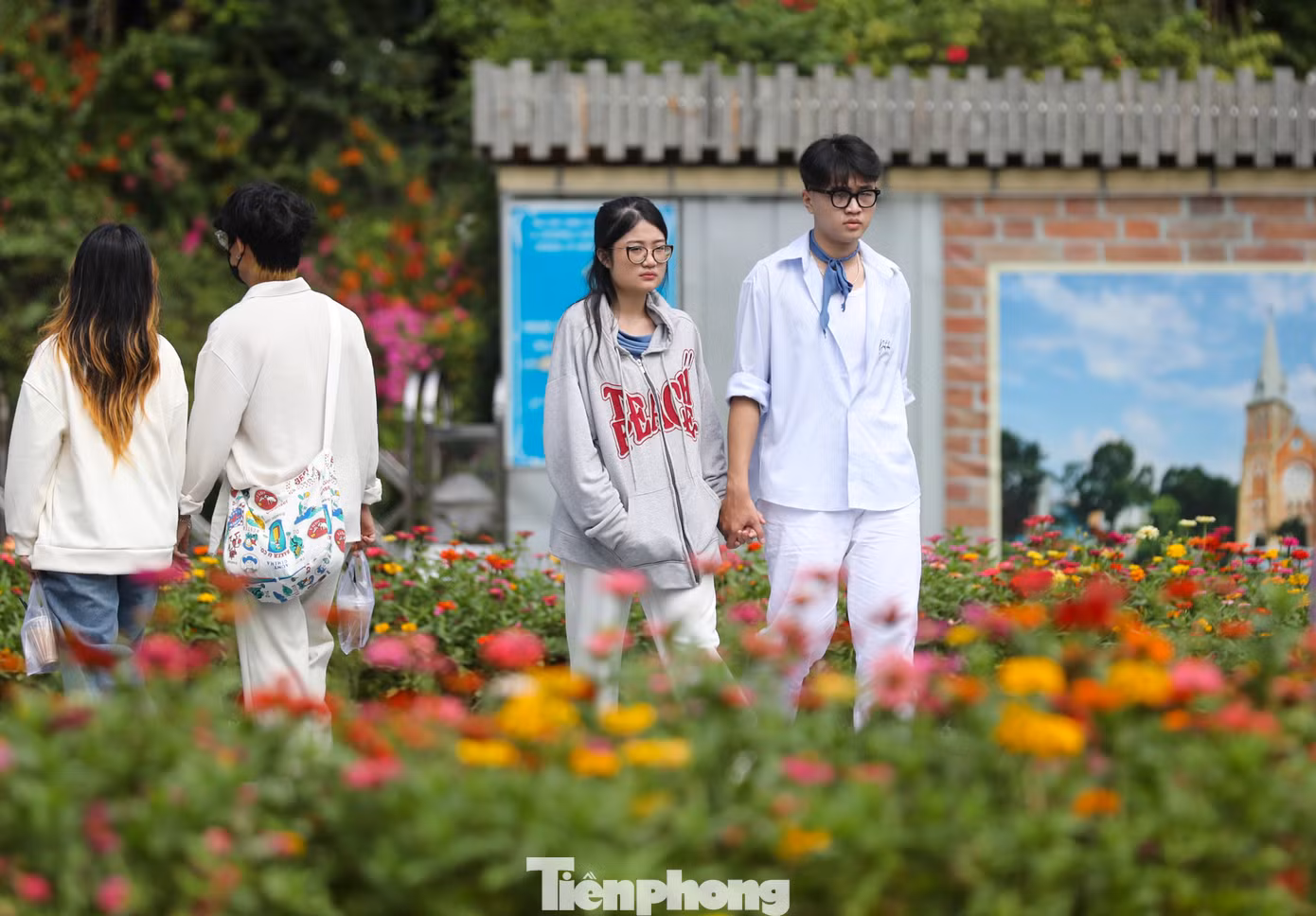 Bạn trẻ tham quan, vui chơi ở Nhà thờ Đức Bà, một trong những thắng cảnh níu chân nhiều du khách khi có dịp đặt chân đến thành phố này.