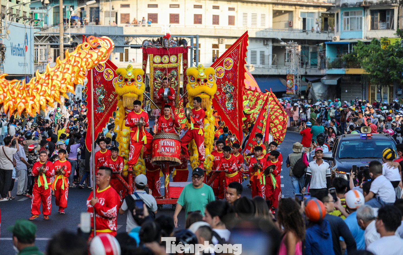 17h, ngày 24/2 (tức 15 tháng giêng âm lịch), đoàn người diễu hành mừng Tết Nguyên tiêu xuất phát, đi quanh khu vực Chợ Lớn tại quận 5, TPHCM.