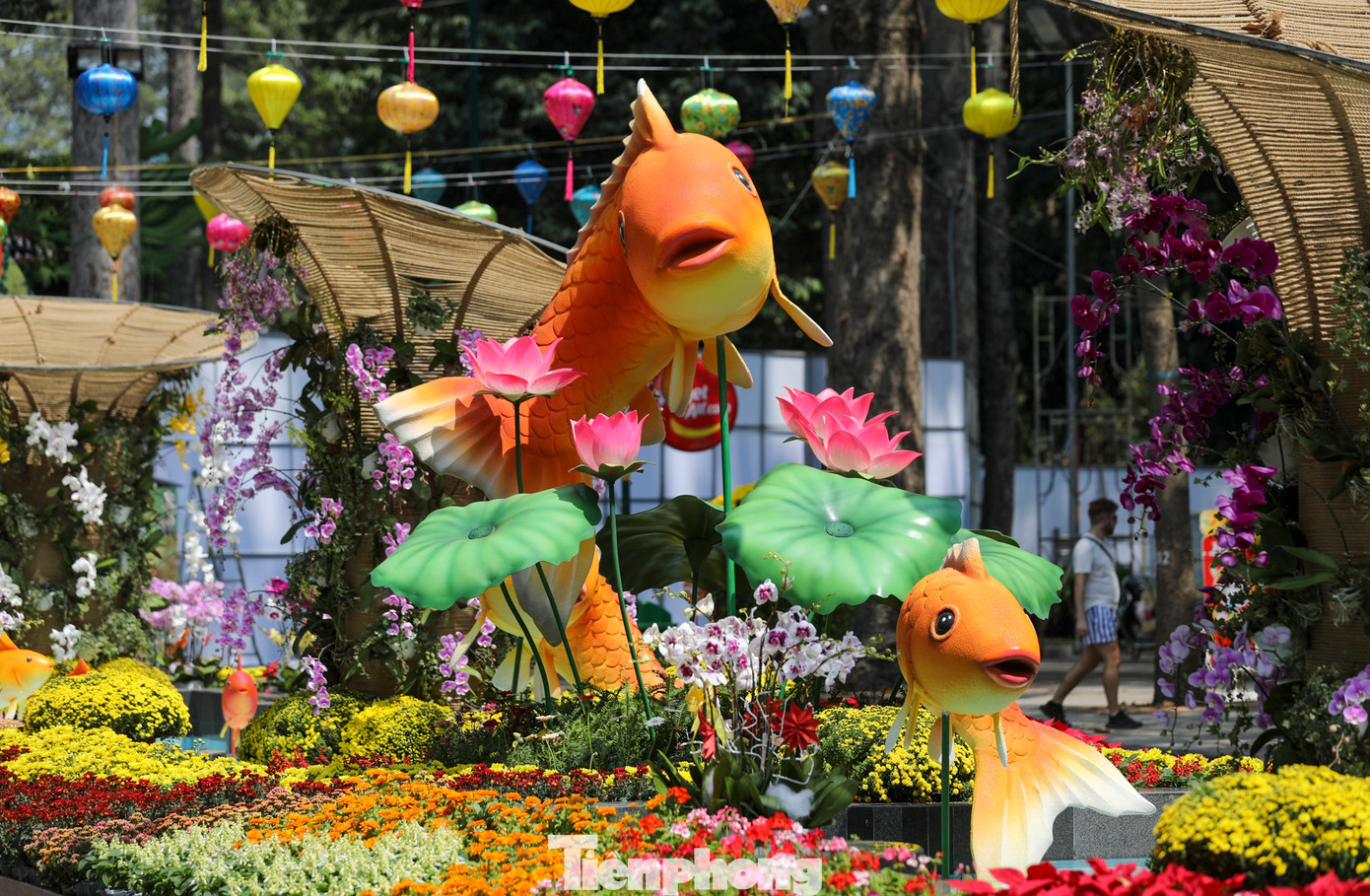 Trục hồ dài từ cổng Trương Định đi vào tái hiện lại sự tích "Cá chép hóa rồng". Với hình ảnh những chú cá chép vượt vũ môn để hóa rồng thể hiện khát vọng một năm mới phát triển, phồn vinh, thịnh vượng.