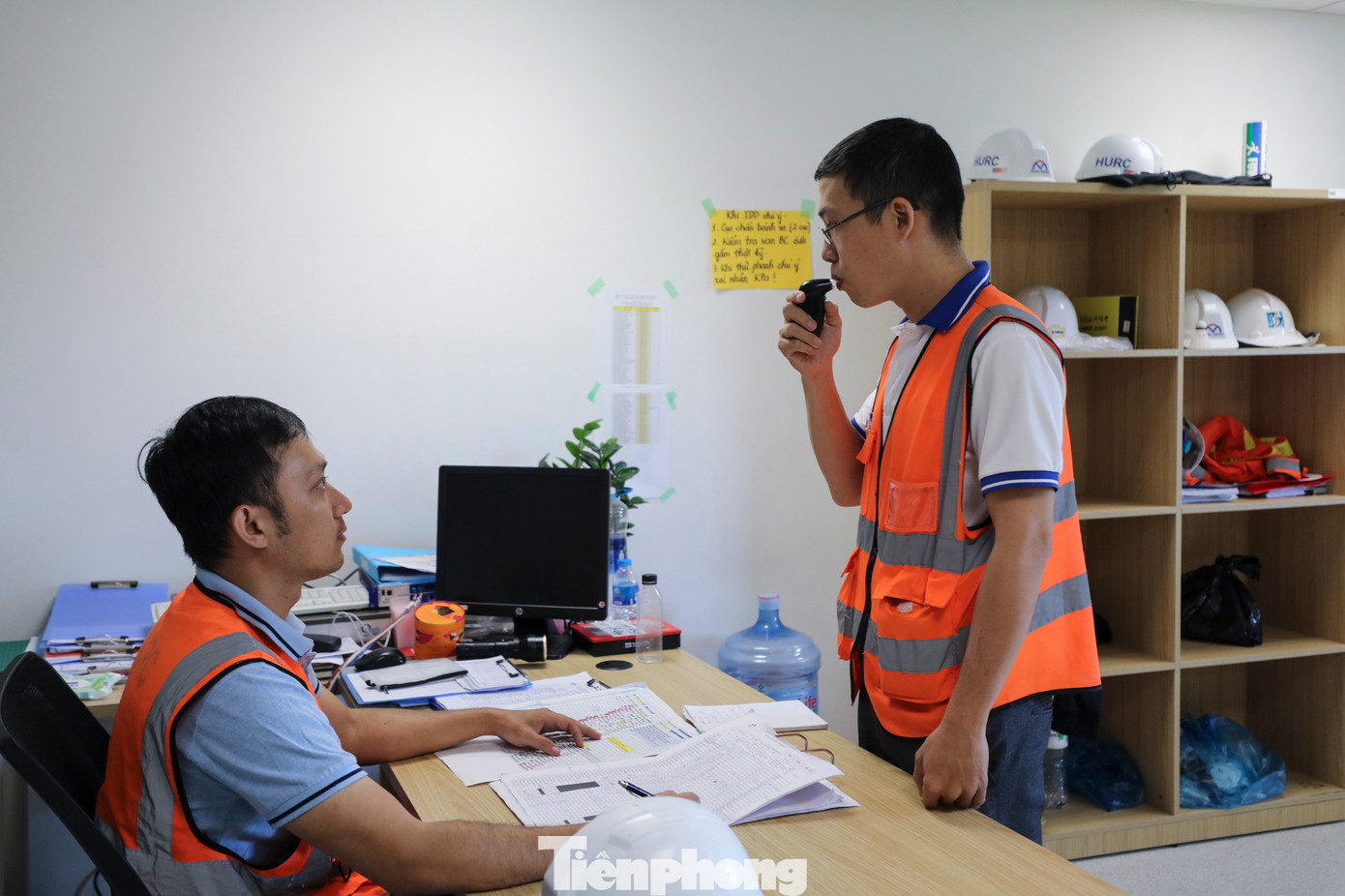 Tại bộ phận lái tàu, cách trung tâm điều khiển vài trăm mét, anh Phạm Xuân Tú nhận nhiệm vụ với người quản lý, sau đó báo cáo số hiệu chuyến tàu, kế hoạch chạy, kiểm tra nồng độ cồn.