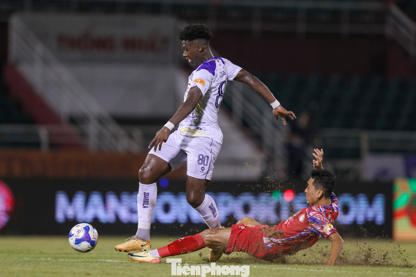 Phút 89, Joao Pedro đã bứt tốc cực nhanh và khả năng sẽ có bàn thắng khiến Hải Quân buộc phải phạm lỗi. Phút 89, Joao Pedro đã bứt tốc cực nhanh và khả năng sẽ có bàn thắng khiến Hải Quân buộc phải phạm lỗi.