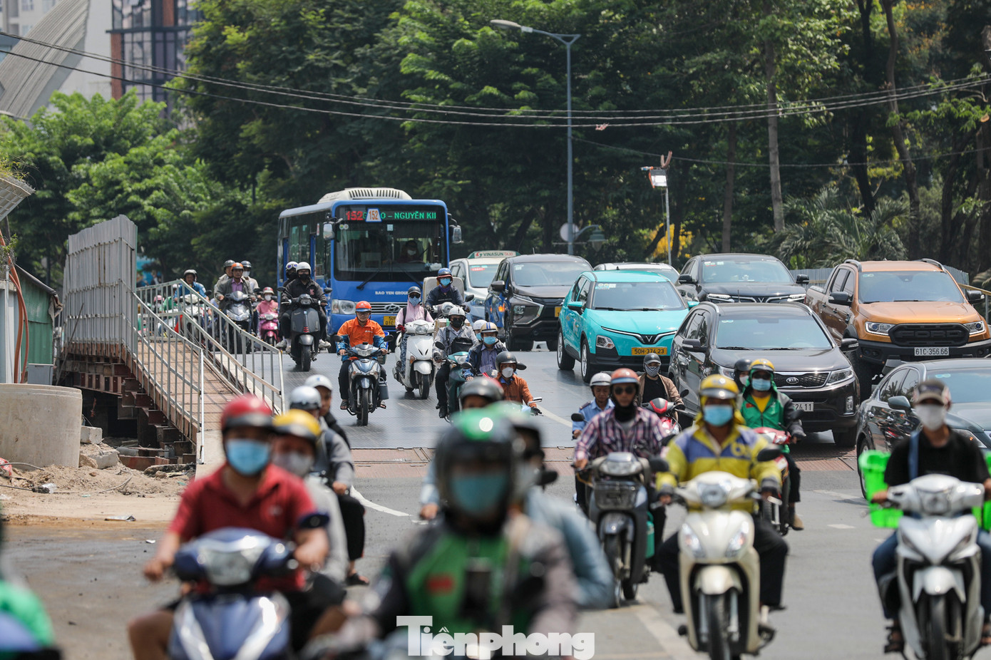 Sau khi một phần cầu vượt tạm tại nút giao Trần Quốc Hoàn - Phan Thúc Duyện chính thức hoàn thành và thông xe, phương tiện lưu thông qua đoạn đường này dễ dàng hơn, trái ngược với tình trạng ùn tắc diễn ra thường xuyên trước đây.