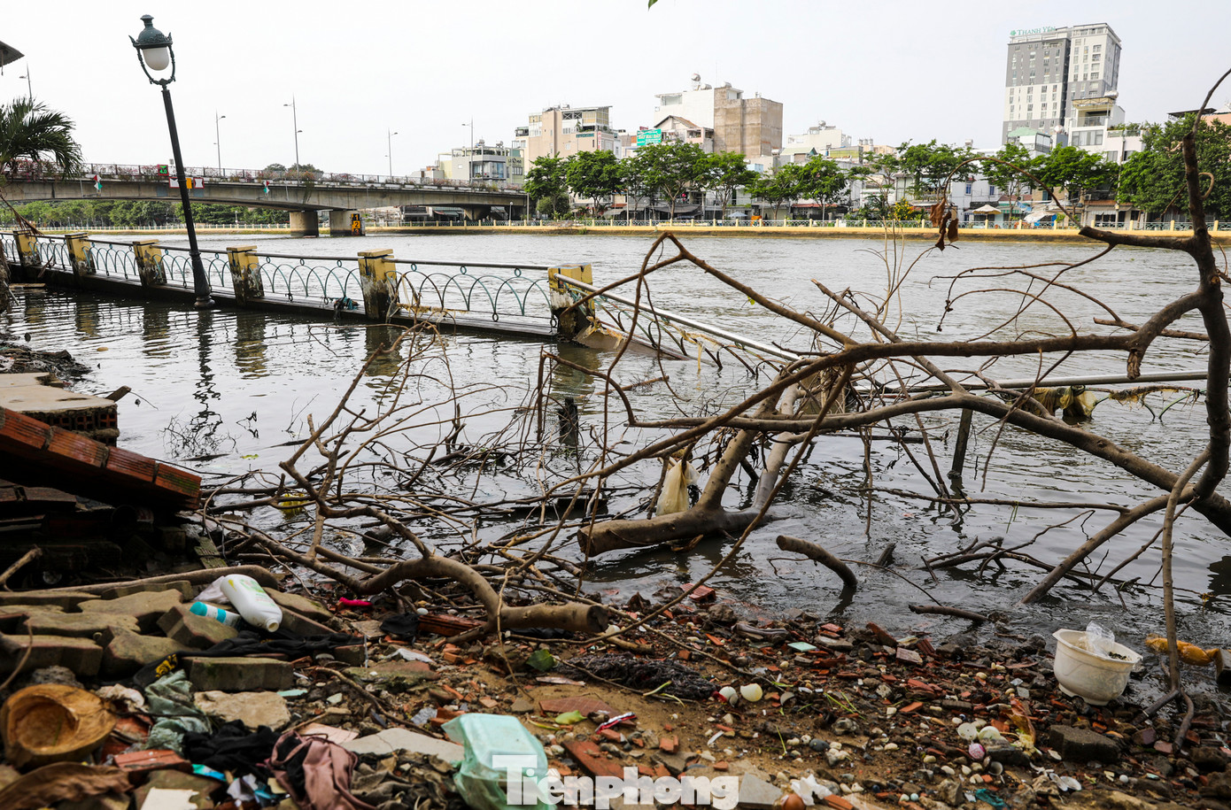 Từ những vị trí ban đầu, đến nay có hơn 200m kè bị sạt lở. Khi thủy triều lên, các trụ kè gần như bị nước nhấn chìm. Từ những vị trí ban đầu, đến nay có hơn 200m kè bị sạt lở. Khi thủy triều lên, các trụ kè gần như bị nước nhấn chìm.