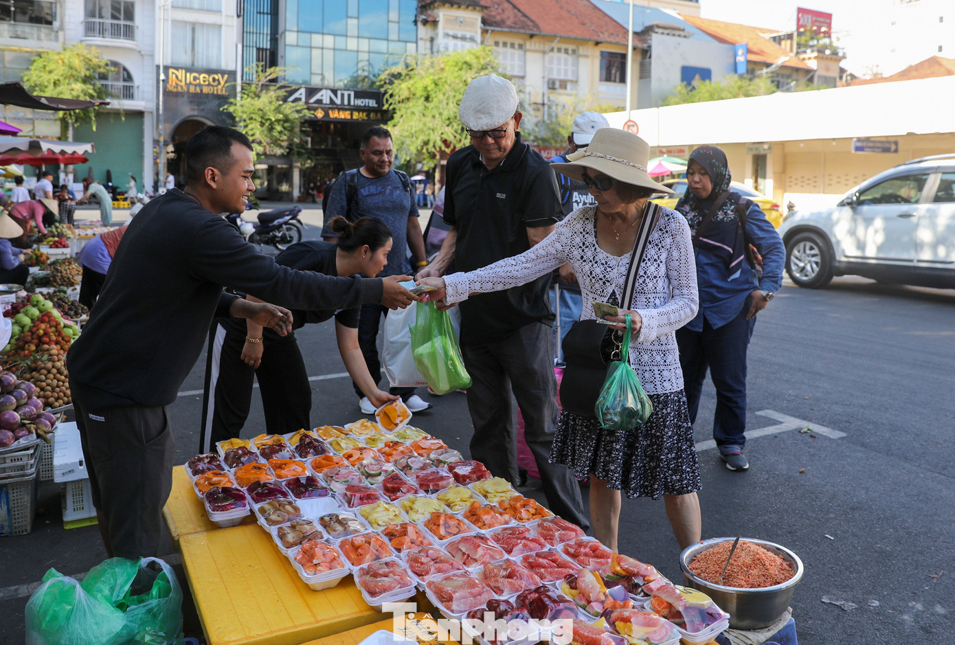 Không chỉ tham quan mua sắm, hầu hết du khách đến chợ Bến Thành còn thưởng thức thức ăn đường phố.