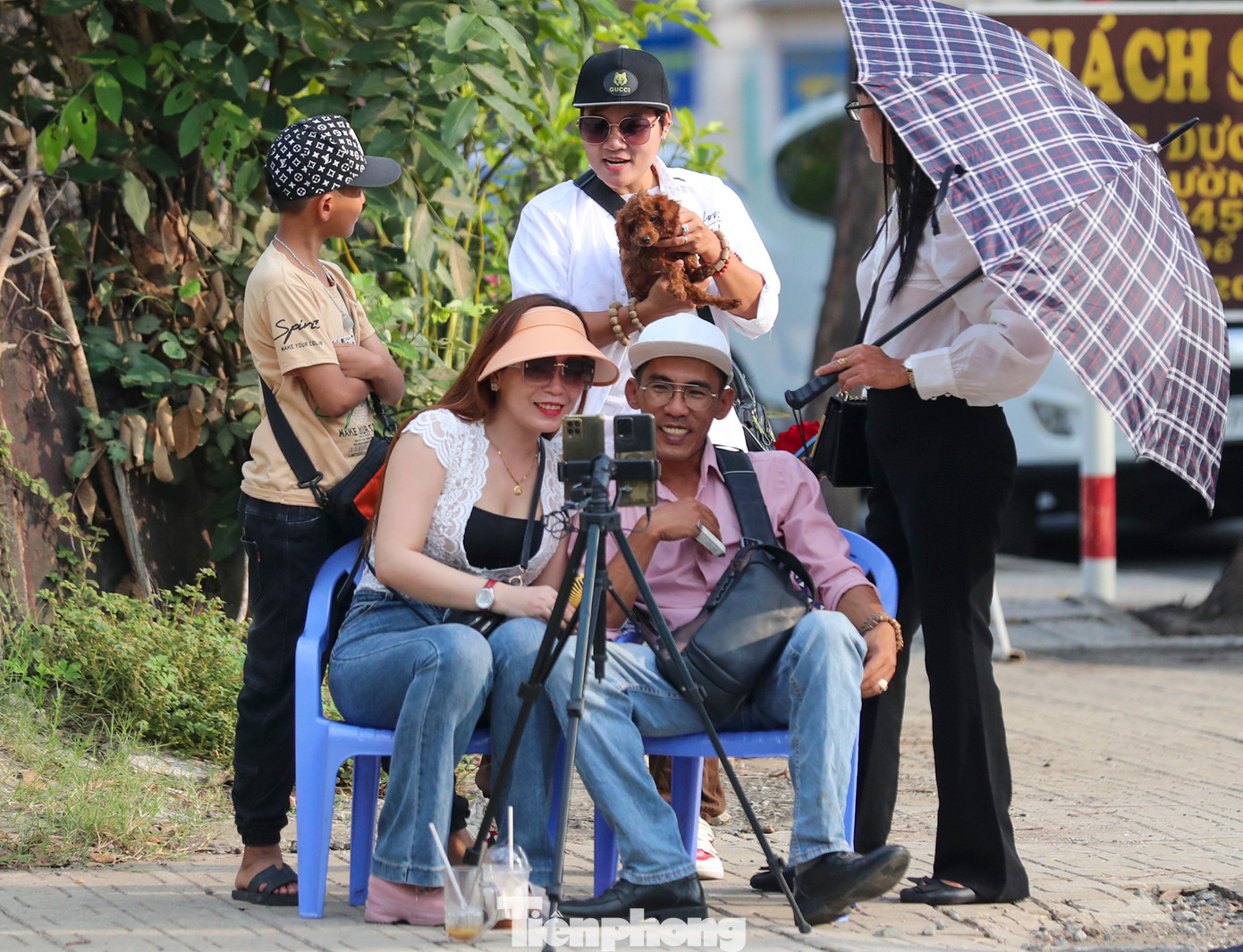 Theo ghi nhận của PV, khá đông người dân cũng như youtuber, tiktoker, có mặt tại khu vực xung quanh trụ sở của TAND Cấp cao tại TPHCM để theo dõi diễn biến phiên tòa nhưng lực lượng an ninh đã nhắc nhở, đường dẫn vào phòng xử đã được ngăn lại.