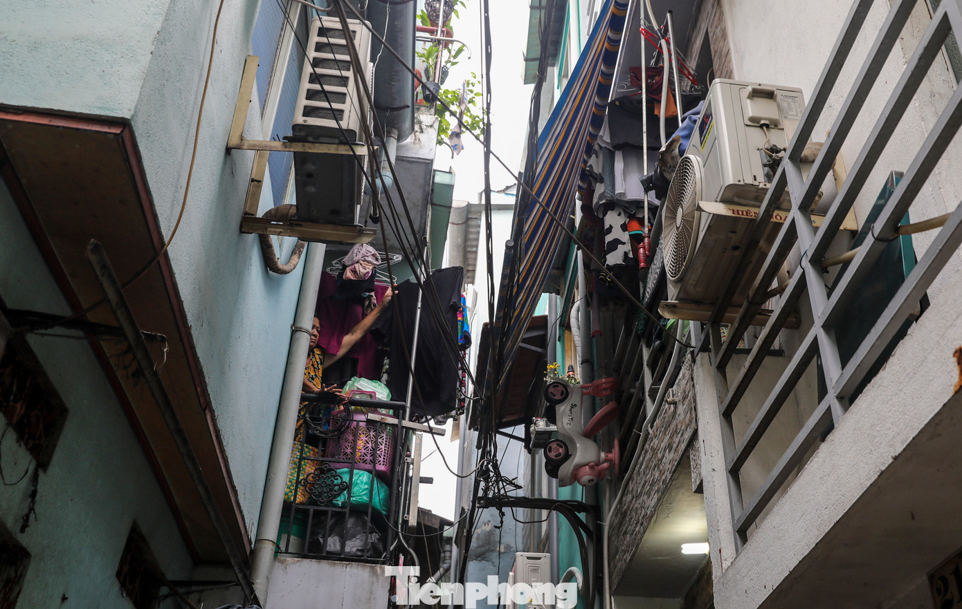 Hiện hữu của các ô chợ này thông nhau như khu bàn cờ, lòng hẻm diện tích chỉ dưới 1m, các kiot diện tích khoảng từ 4 - 6m2, người dân sinh sống đông nên khi xảy ra cháy các lực lượng chức năng khó tiếp cận.