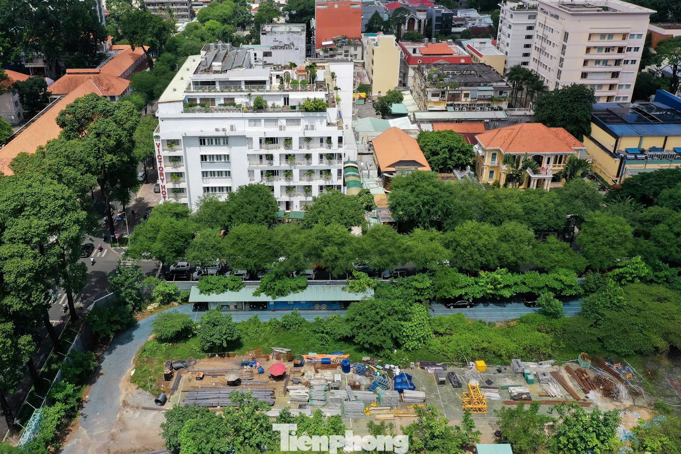 Tọa lạc ở vị trí đắc địa với 4 mặt tiền đường, dự án Nhà thi đấu Phan Đình Phùng (quận 3) được đầu tư gần 2.000 tỷ đồng bị bỏ hoang 10 năm qua.