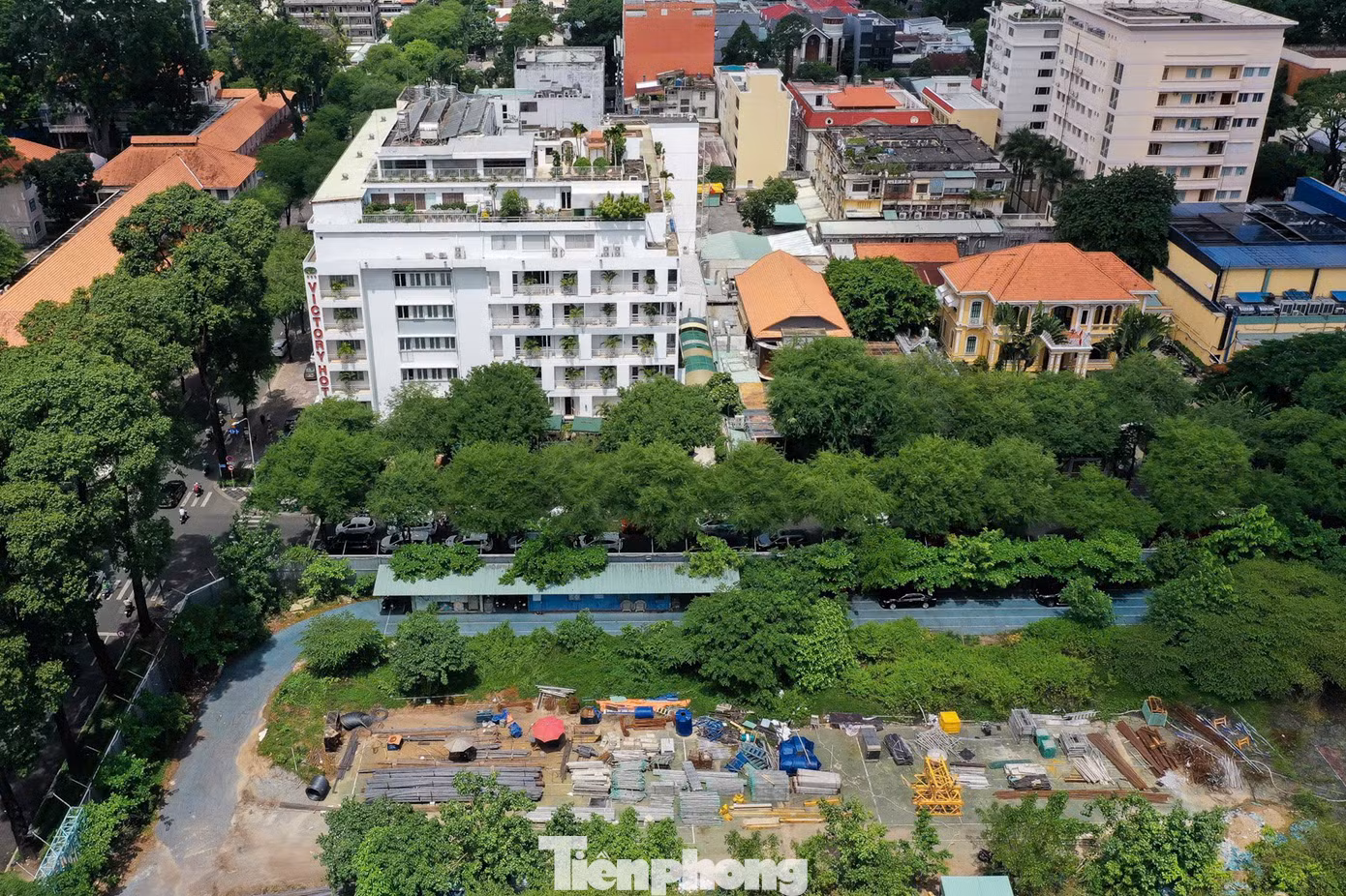 Tọa lạc ở vị trí đắc địa với 4 mặt tiền đường, dự án Nhà thi đấu Phan Đình Phùng (quận 3) được đầu tư gần 2.000 tỷ đồng bị bỏ hoang 10 năm qua.