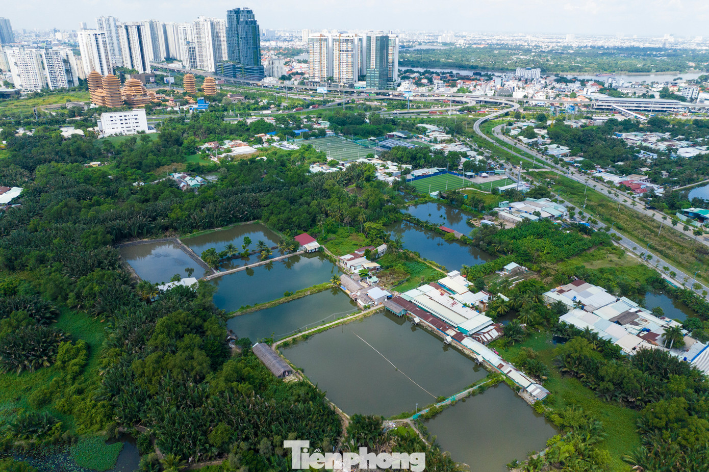 Khu liên hợp ban đầu quy hoạch trên diện tích 466 ha, nhưng sau nhiều lần điều chỉnh còn 212 ha. Trong đó, 180 ha được dùng đầu tư vào các cơ sở hạ tầng, trang thiết bị kỹ thuật. Dự án này khi hoàn thành sẽ phục vụ tối đa khoảng 100.000 người, gồm vận động viên, khán giả, nhân viên, báo chí, khách vãng lai.
