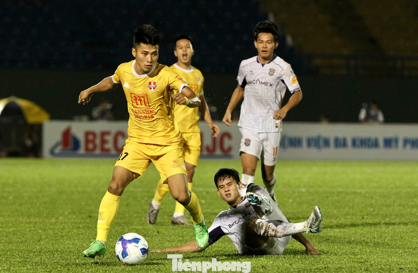 CLB Hải Phòng giữ thế trận chủ động ở trên sân, các cầu thủ liên tục khiến cho hàng thủ của Bình Dương với những cái tên nổi tiếng như Ngọc Hải, Tấn Tài… phải hoạt động hết sức vất vả. CLB Hải Phòng giữ thế trận chủ động ở trên sân, các cầu thủ liên tục khiến cho hàng thủ của Bình Dương với những cái tên nổi tiếng như Ngọc Hải, Tấn Tài… phải hoạt động hết sức vất vả.