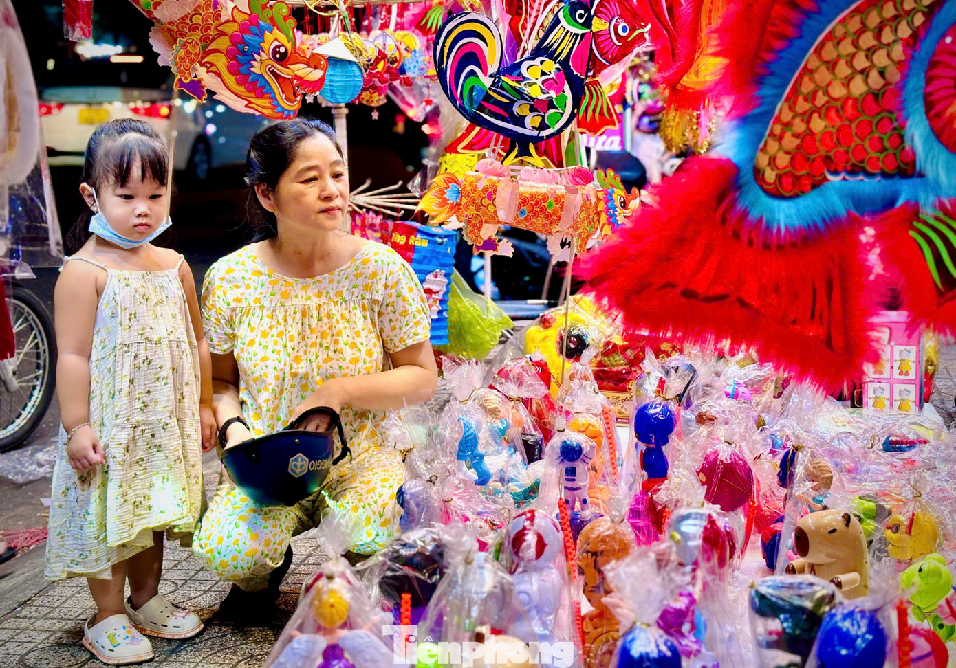 Các mẫu được trang bị đèn LED sáng rực rỡ và âm thanh vui nhộn đang là xu hướng được nhiều phụ huynh và em nhỏ ưa thích. Mỗi chiếc lồng đèn có giá từ 40.000 đồng - 200.000 đồng, tùy từng mẫu mã, chủng loại.