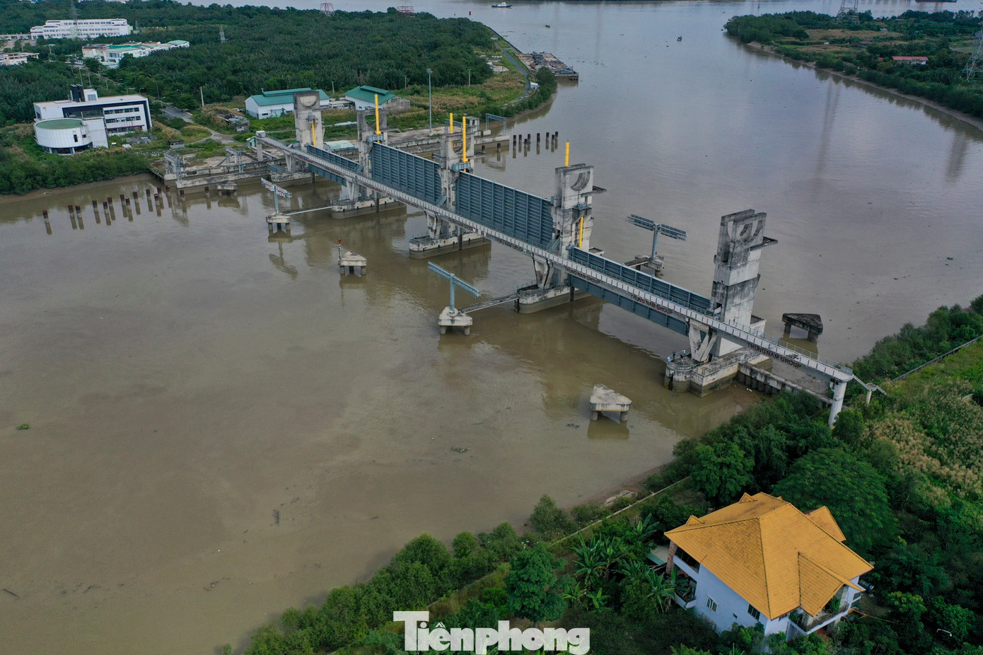 Siêu dự án chống ngập của TPHCM, khởi công từ năm 2016 với tổng mức đầu tư gần 10.000 tỷ đồng, dự kiến hoàn thành vào năm 2018 nhưng đến nay vẫn chưa thể về đích. Dự án bị tạm ngừng thi công nhiều lần, dù khối lượng hoàn thành đã đạt hơn 90%.