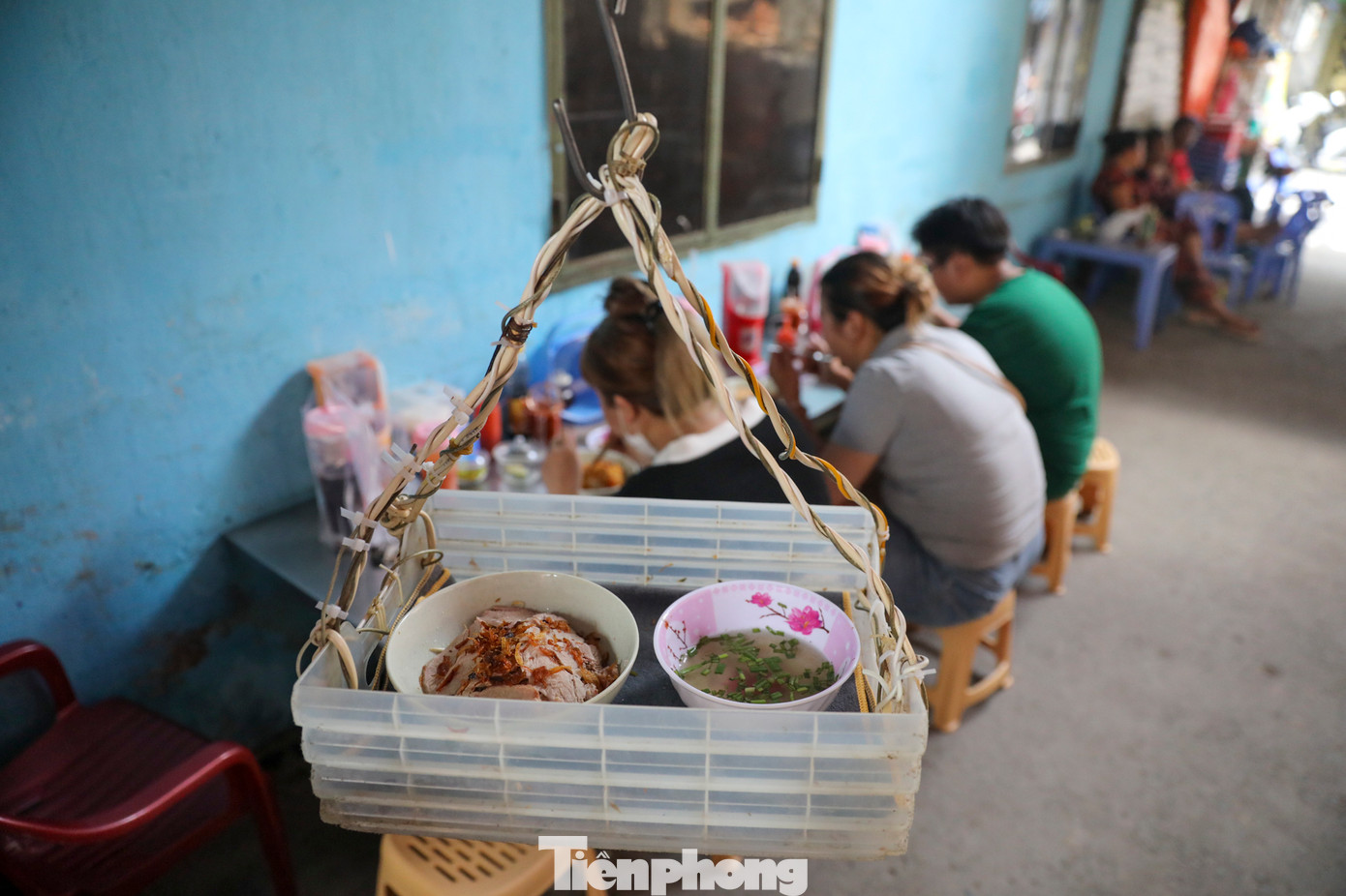 Hủ tiếu ở đây có hương vị thơm ngon theo khẩu vị miền Tây, vị ngọt của nước dùng được dì Ba ninh từ xương heo trong nhiều giờ, chứ không phải vị ngọt từ bột ngọt. Dù chỉ có 30.000 đồng một tô nhưng chất lượng được thực khách đánh giá là ổn.