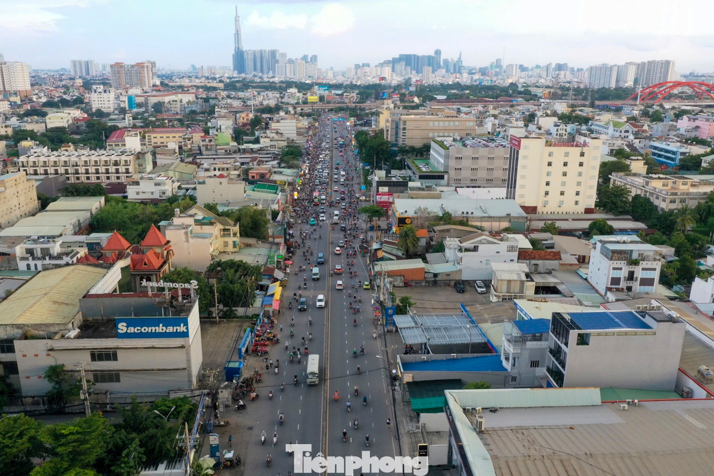 Quốc lộ 13, đoạn từ cầu Bình Triệu đến ngã tư Bình Phước chỉ dài hơn 5km nhưng người dân lưu thông qua đây có khi mất cả 1 buổi mới “thoát” ra được đoạn đường này. Đoạn đường này được ví như có “cục máu đông” chẹn mạch lưu thông liên vùng cả chục năm qua và đang chờ được khơi thông.
