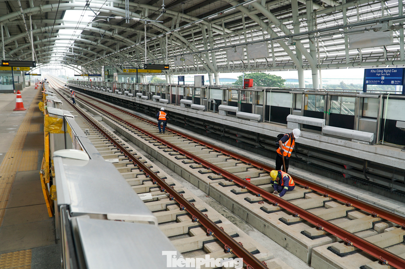 Mỗi ngày các thành viên này vừa làm việc, vừa đi bộ khoảng 6 km.