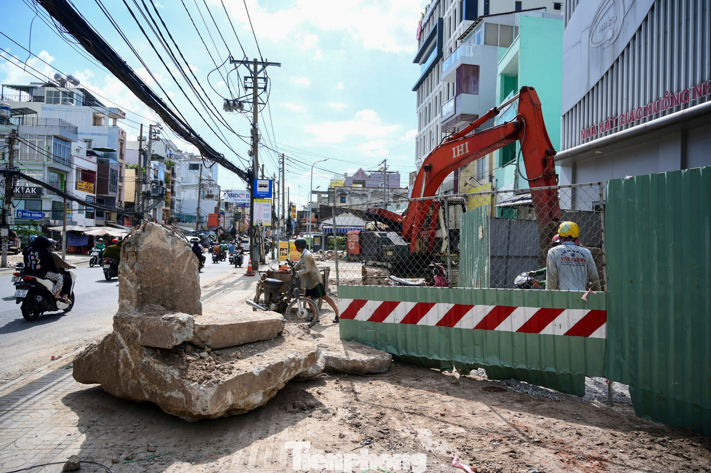 Hiện nay, Ban Quản lý đường sắt đô thị TPHCM đang khẩn trương di dời hạ tầng kỹ thuật để chuẩn bị &quot;mặt bằng sạch&quot; cho dự án metro số 2. Ảnh: Duy Anh.
