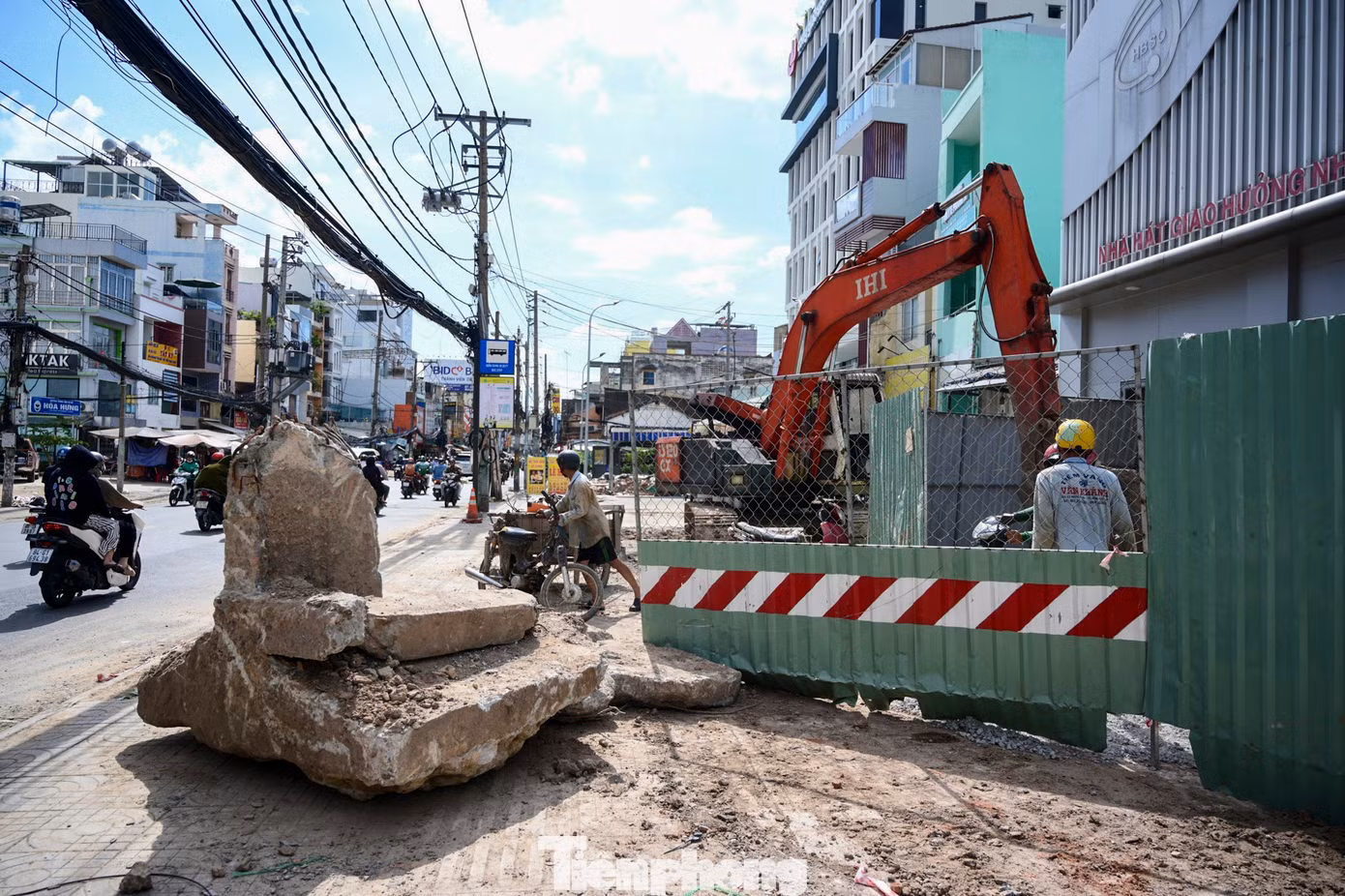Hiện nay, Ban Quản lý đường sắt đô thị TPHCM đang khẩn trương di dời hạ tầng kỹ thuật để chuẩn bị "mặt bằng sạch" cho dự án metro số 2. Ảnh: Duy Anh.