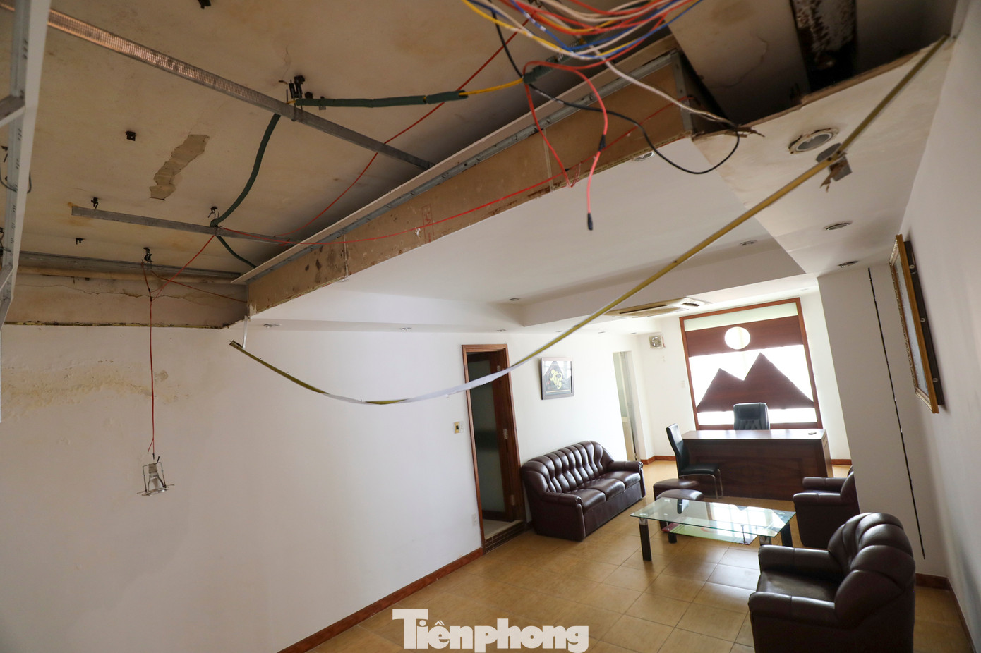 Thiết bị cơ sở vật chất tại các phòng chức năng phía dưới hầm khán đài B xuống cấp trầm trọng.