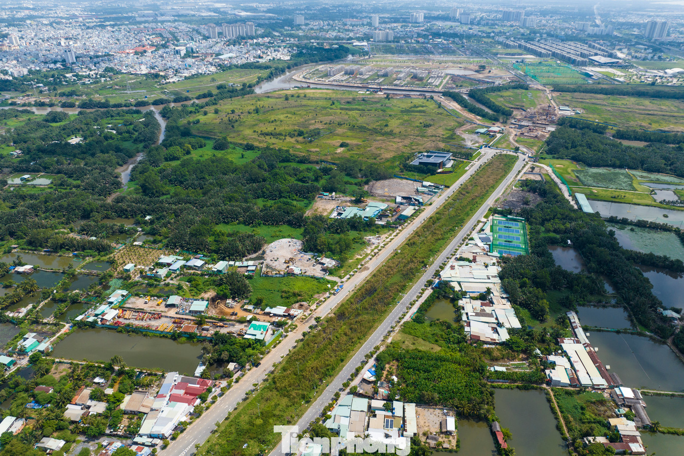 Sau 30 năm quy hoạch, công trình hạ tầng giao thông duy nhất được xây dựng là đường Liên Phường dẫn ra đường Võ Nguyên Giáp, Mai Chí Thọ, kết nối cao tốc TP HCM - Dầu Giây. Đây là trục đường chính có mặt cắt ngang khoảng 80 m với 6 làn xe.