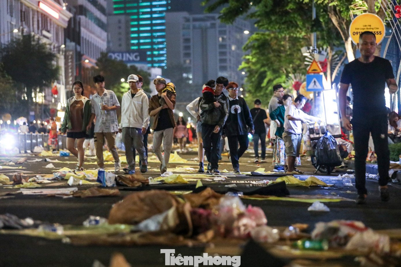 Sau màn bắn pháo hoa thời khắc giao thừa kết thúc, người dân trở về nhà thì tuyến đường Tôn Đức Thắng (quận 1) lộ ra nhếch nhác vì rác.