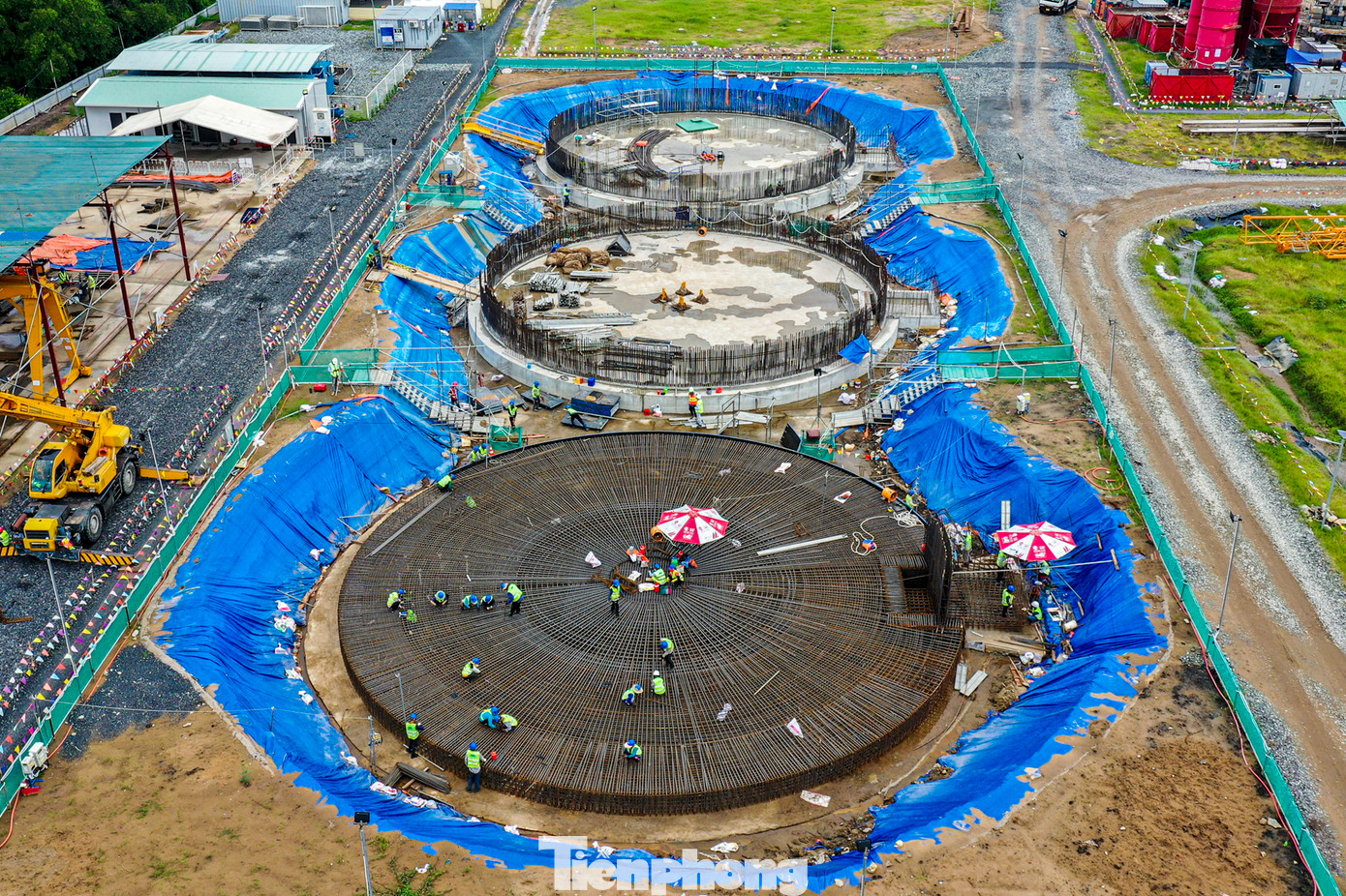 Công trình gồm các hạng mục như hệ thống bể lọc, bể xử lý bùn thải, trạm bơm, cống thoát, bờ kè, nhà điều hành... được thi công trên khu vực có diện tích khoảng 38 ha.