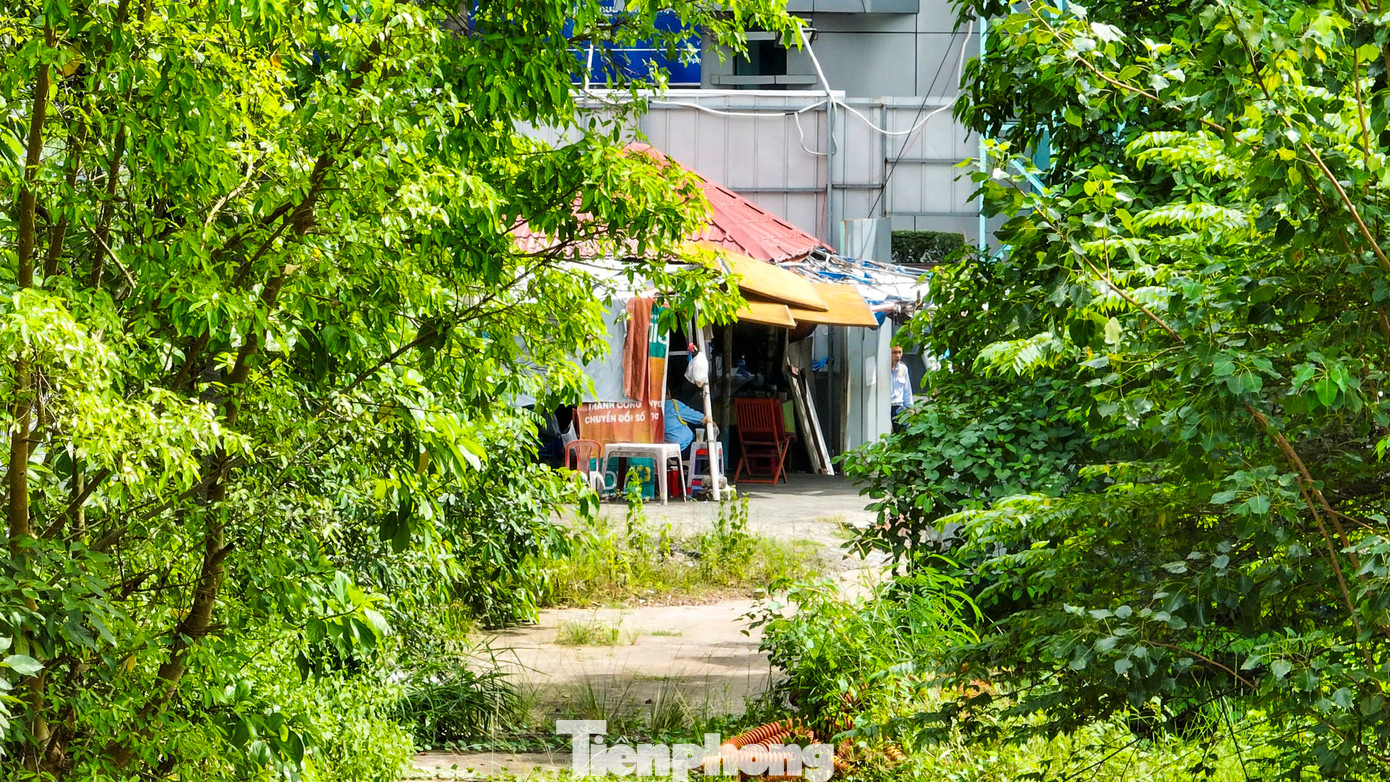 Sau hơn 14 năm triển khai, 2 lần đổi nhà đầu tư, dự án Nhà thi đấu Phan Đình Phùng trên khu đất vàng ở trung tâm TPHCM với 4 mặt tiền vẫn là bãi đất trống, um tùm cỏ dại. Sau hơn 14 năm triển khai, 2 lần đổi nhà đầu tư, dự án Nhà thi đấu Phan Đình Phùng trên khu đất vàng ở trung tâm TPHCM với 4 mặt tiền vẫn là bãi đất trống, um tùm cỏ dại.